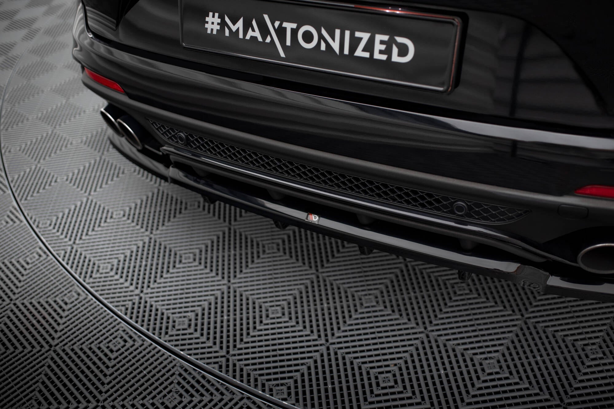 Maxton Design Street+ Mittlerer Diffusor RACE passend für Alfa Romeo Stelvio Quadrifoglio Mk1 schwarz Hochglanz