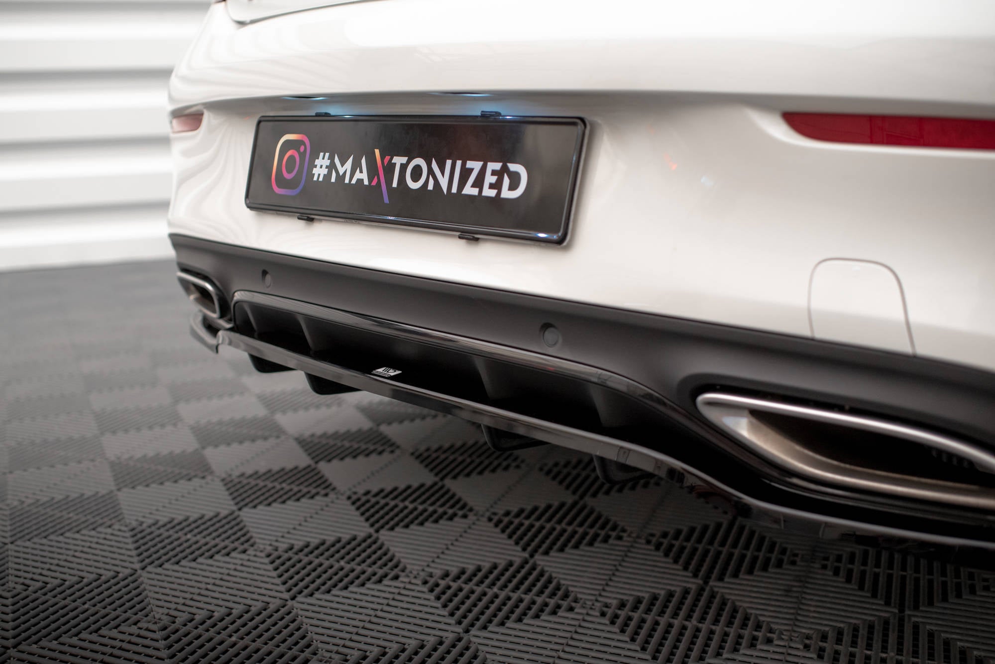 Maxton Design Street+ Mittlerer Diffusor RACE passend für Mercedes-Benz C Coupe AMG-Line C205 Facelift schwarz Hochglanz