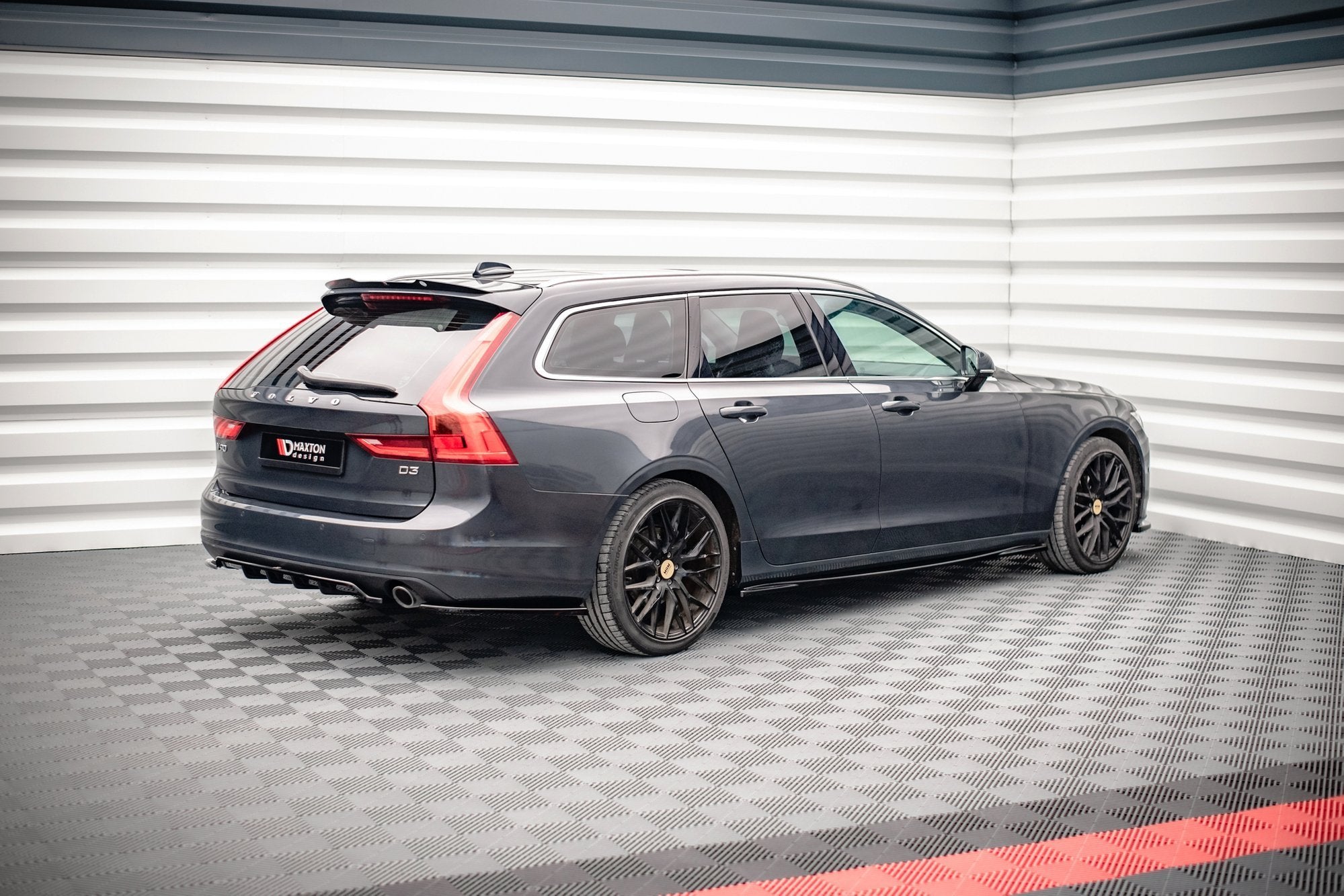 Maxton Design Street+ Mittlerer Diffusor RACE passend für V.1 Volvo V90 Mk2 schwarz Hochglanz