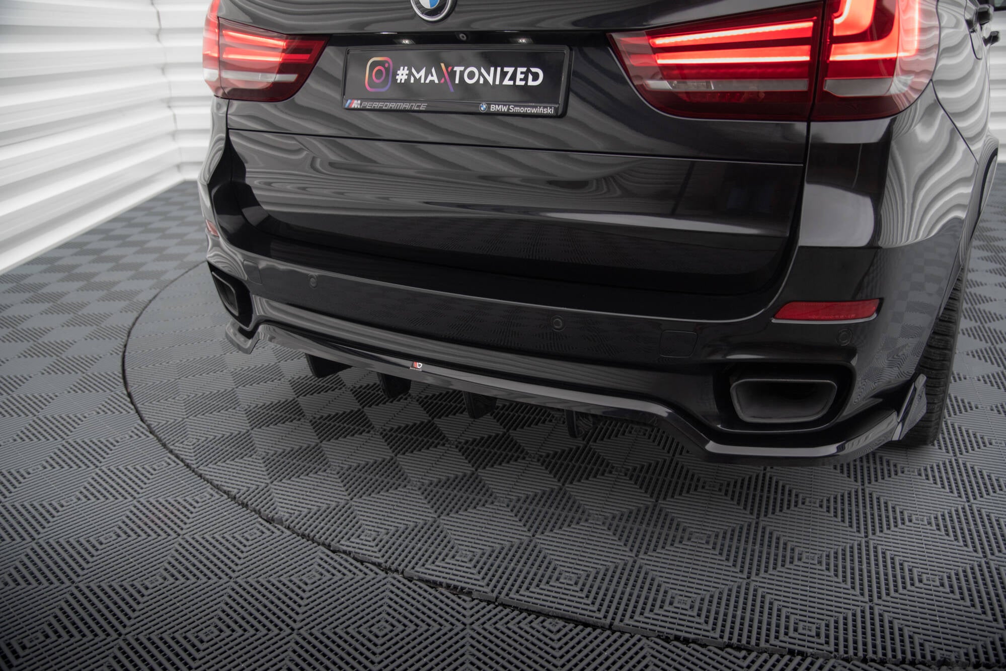Maxton Design Street+ Mittlerer Diffusor RACE passend für BMW X5 M-Paket F15 schwarz Hochglanz