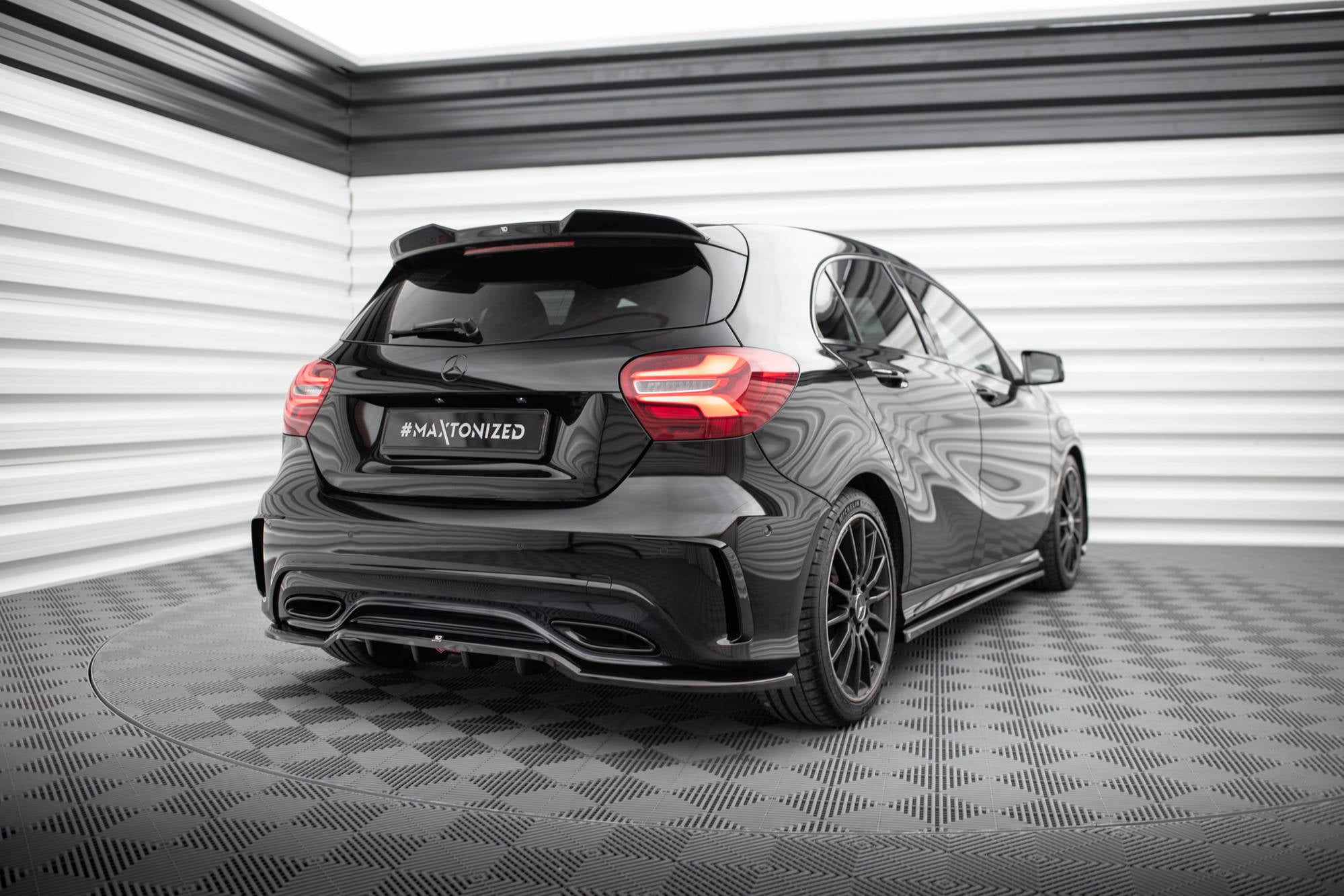 Maxton Design Street+ Mittlerer Diffusor RACE passend für Mercedes-Benz A AMG-Line W176 Facelift schwarz Hochglanz