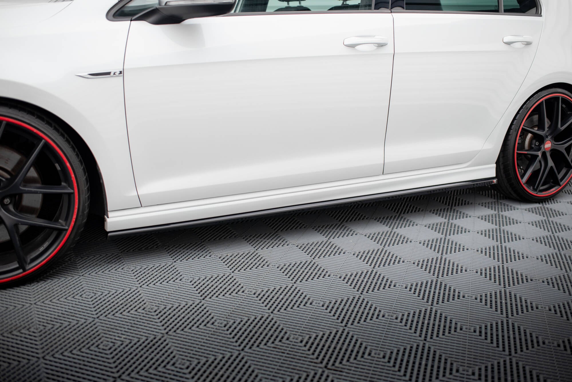 Maxton Design Street+ Seitenschweller Leisten passend für V.3 passend für VW Golf R / R-Line Mk7 schwarz Hochglanz