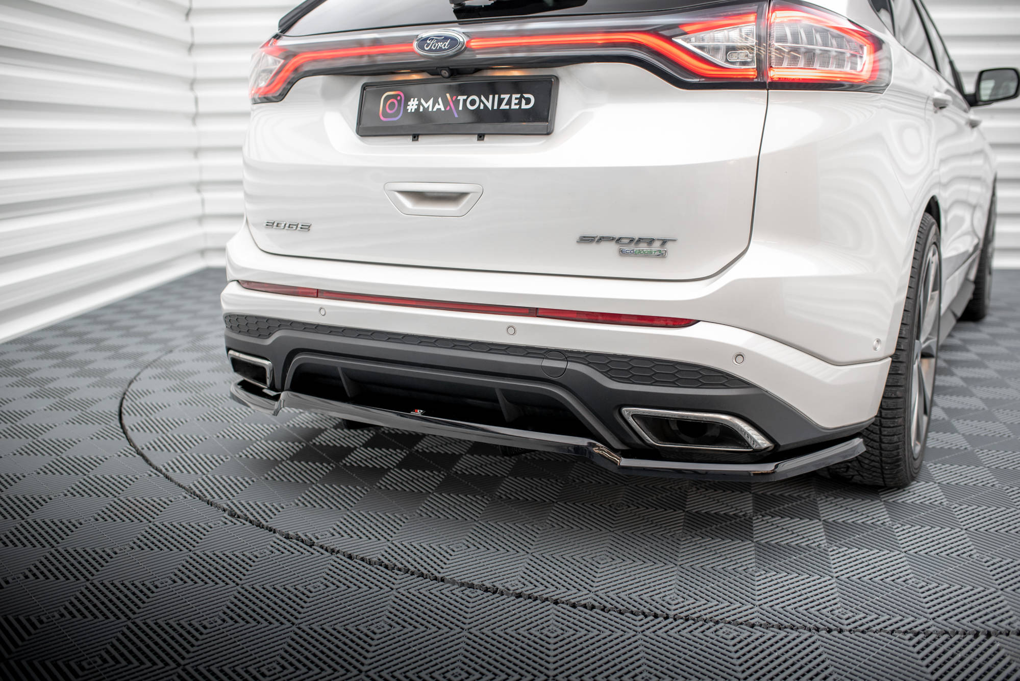 Maxton Design Street+ Mittlerer Diffusor RACE passend für Ford Edge Sport Mk2 schwarz Hochglanz