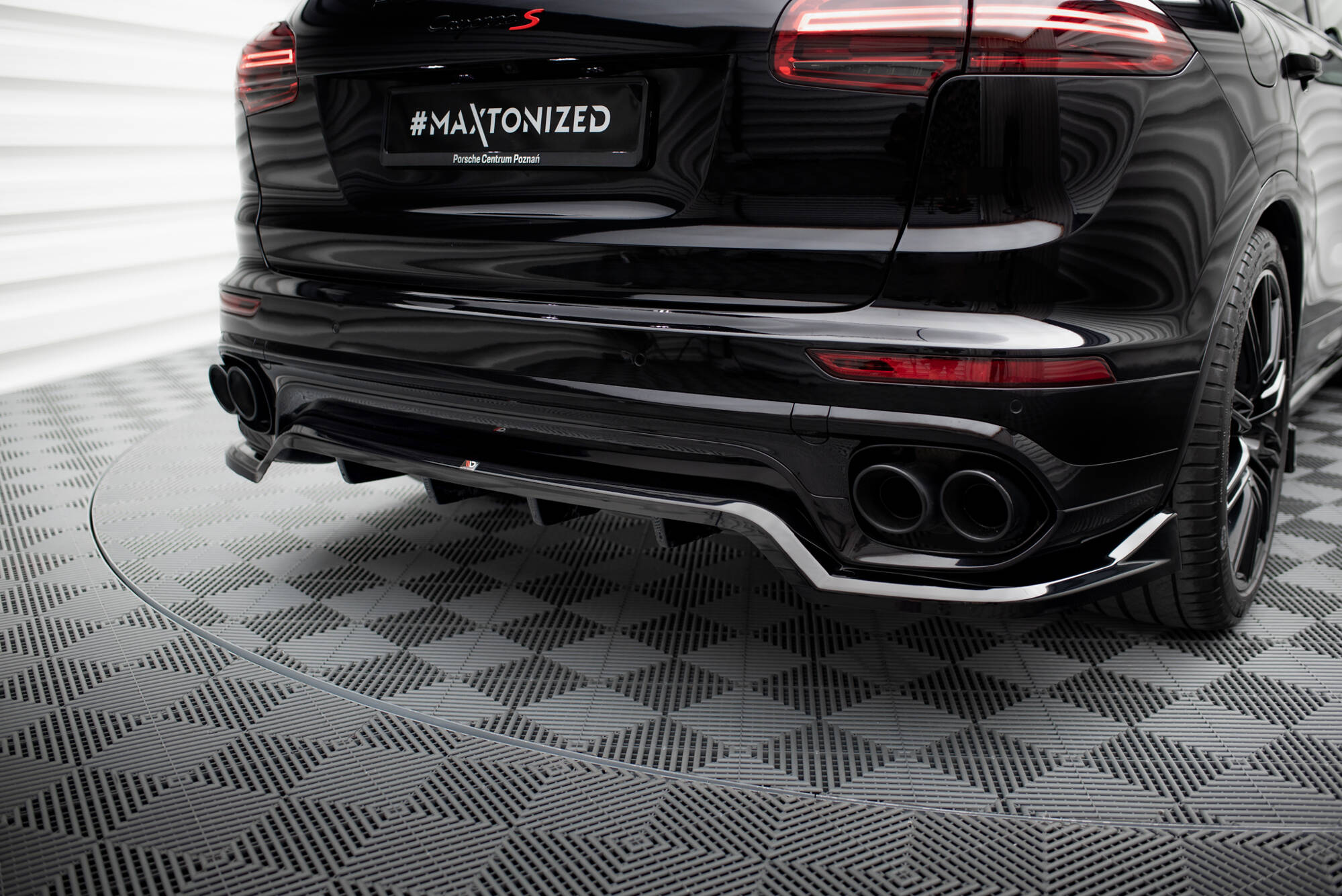 Maxton Design Street+ Mittlerer Diffusor RACE passend für Porsche Cayenne Mk2 Facelift schwarz Hochglanz
