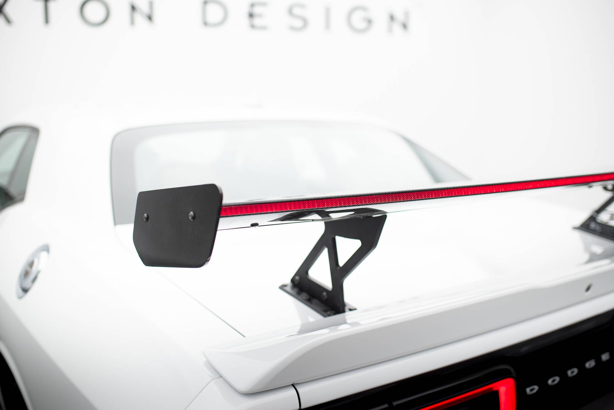 Maxton Design Carbon Spoiler + LED Dodge Challenger Mk3 für Dodge Challenger MK3 Facelift