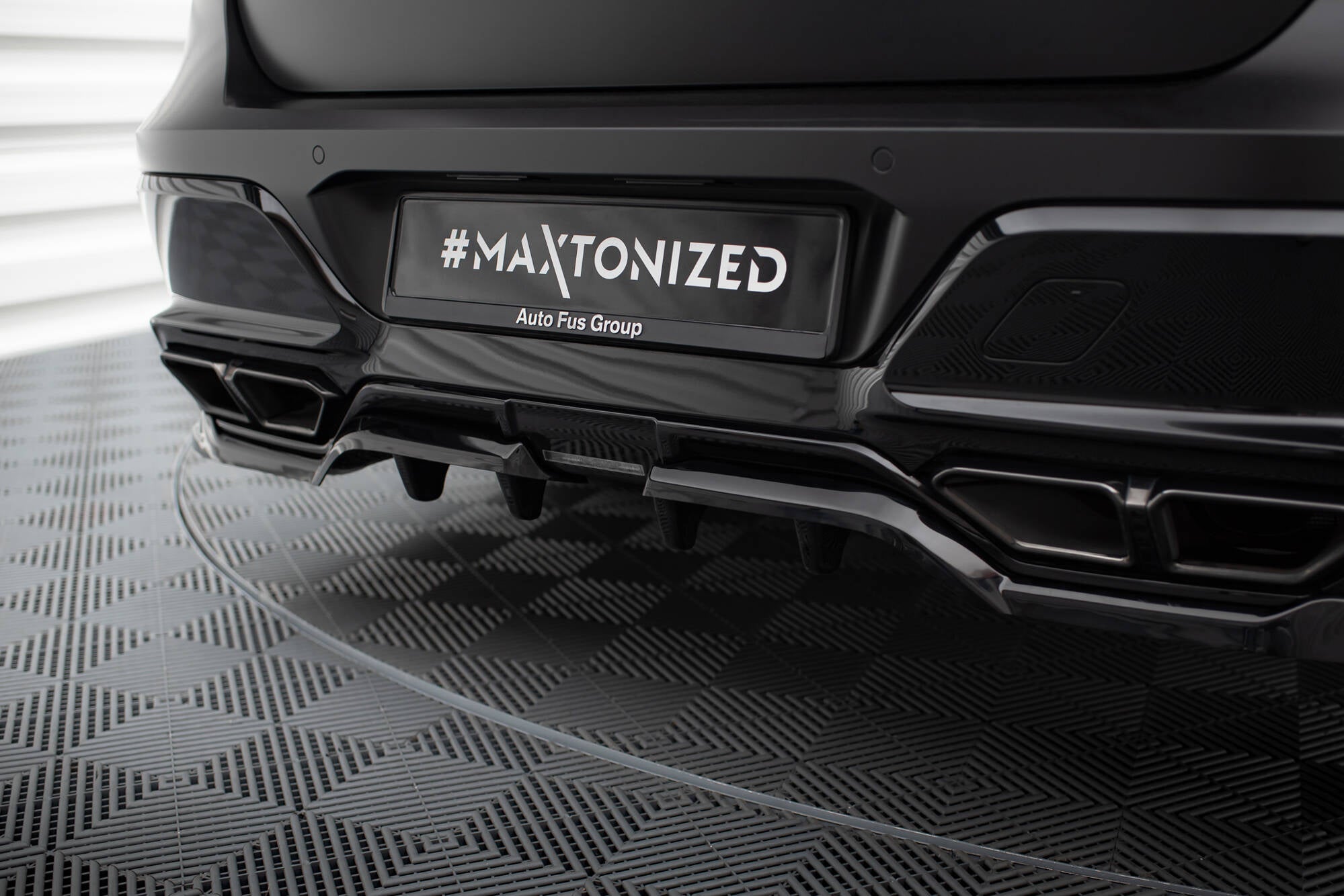 Maxton Design Street+ Mittlerer Diffusor RACE passend für BMW M760e G70 schwarz Hochglanz