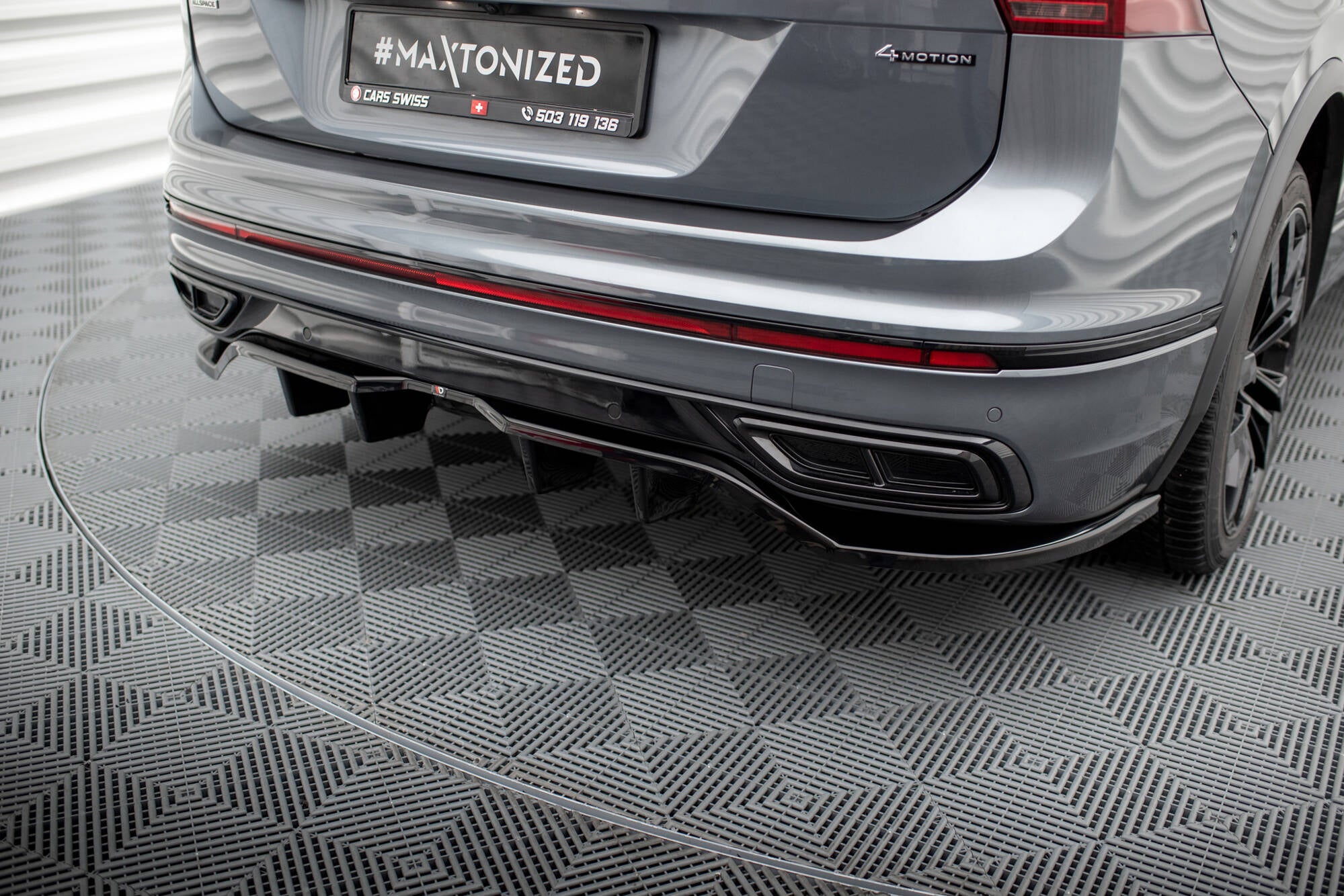Maxton Design Street+ Mittlerer Diffusor RACE passend für VW Tiguan Allspace R-Line Mk2 Facelift schwarz Hochglanz