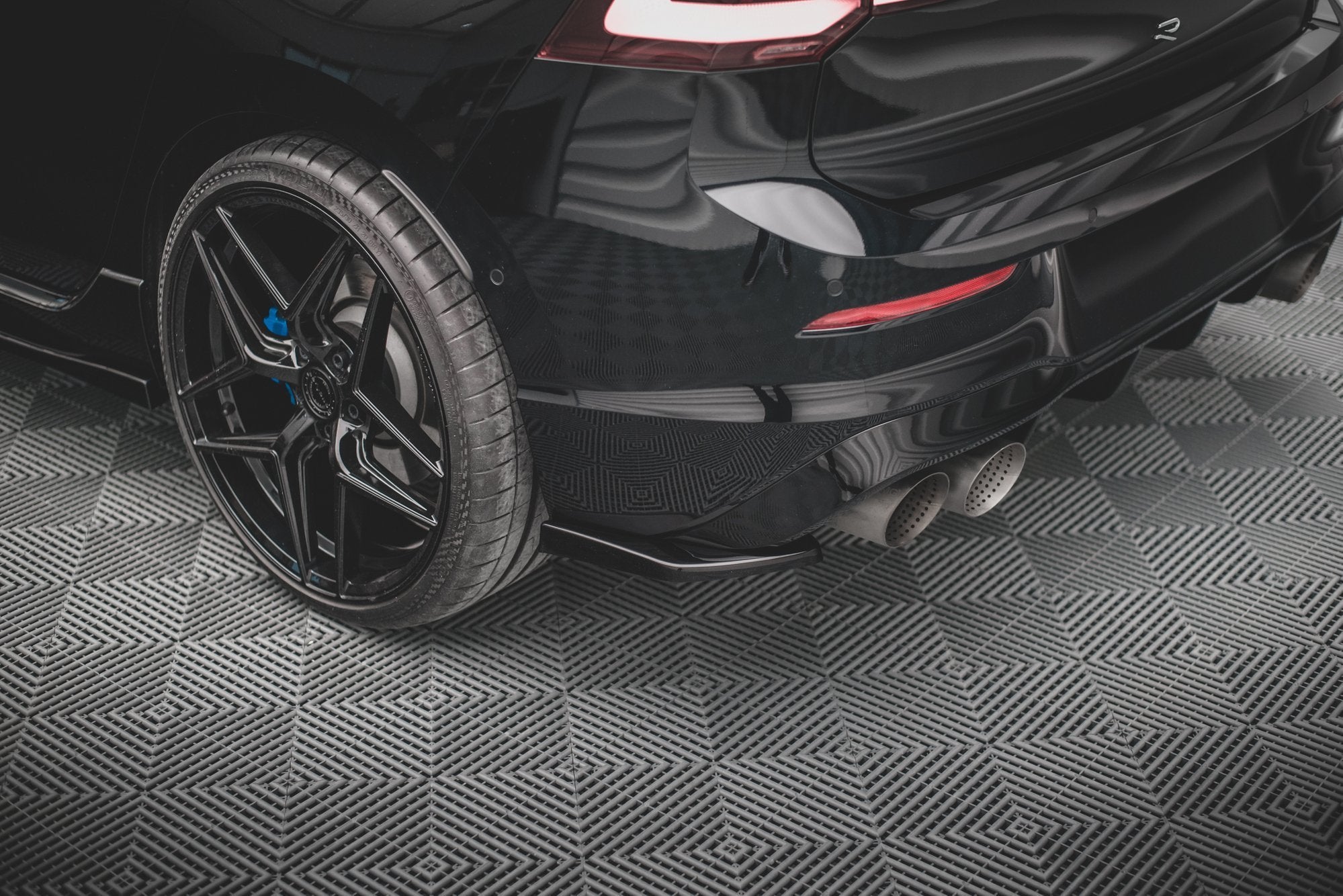 Maxton Design Heck Ansatz Flaps Diffusor V.2 passend für VW Golf R Hatchback Mk8 Facelift schwarz Hochglanz