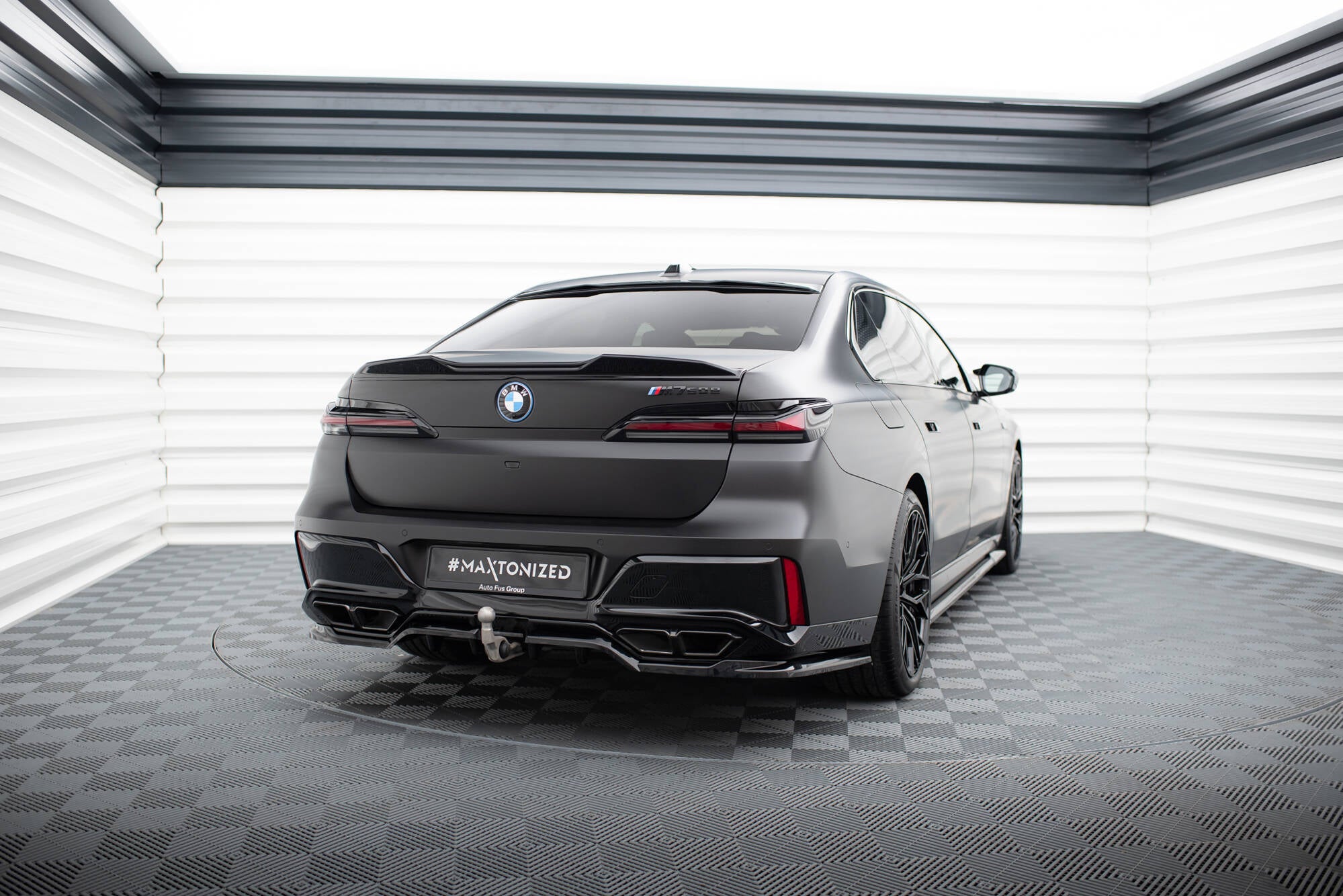 Maxton Design Street+ Mittlerer Diffusor RACE passend für BMW M760e G70 schwarz Hochglanz