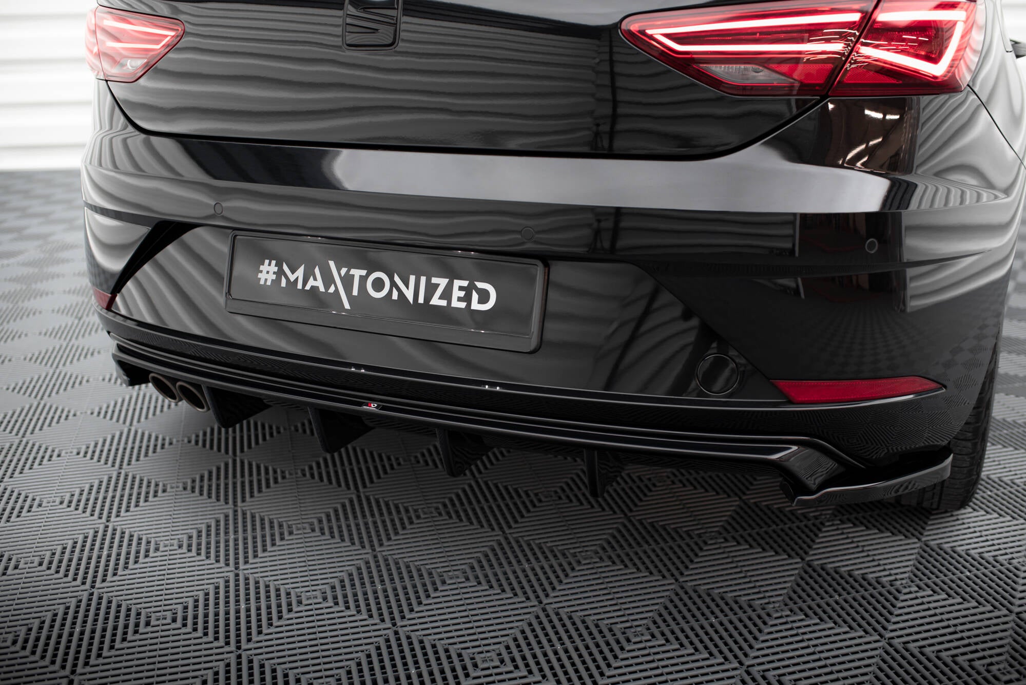 Maxton Design Diffusor Heck Ansatz passend für Seat Leon Mk3 Facelift schwarz Hochglanz