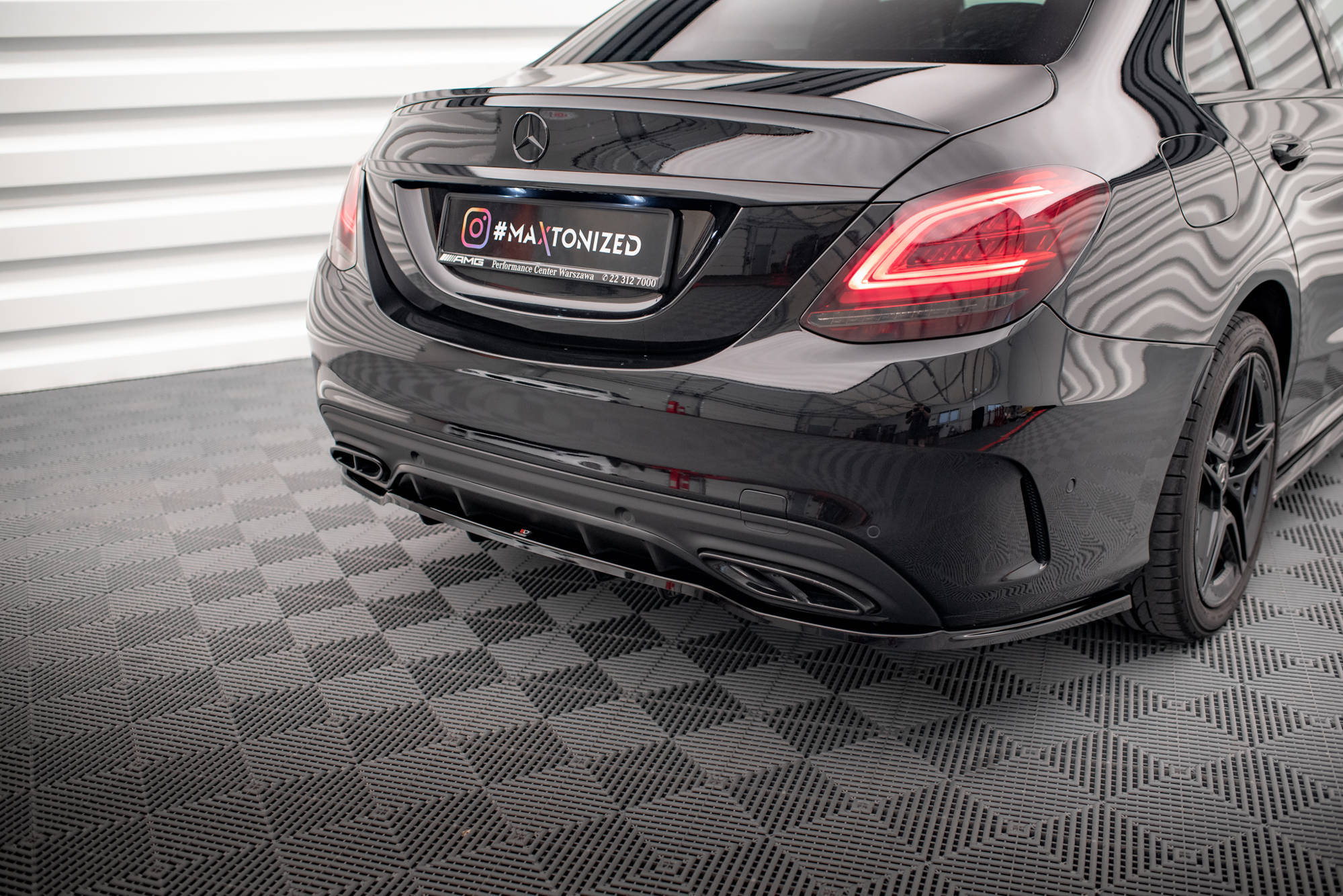 Maxton Design Street+ Mittlerer Diffusor RACE passend für Mercedes-Benz C AMG-Line W205 Facelift schwarz Hochglanz