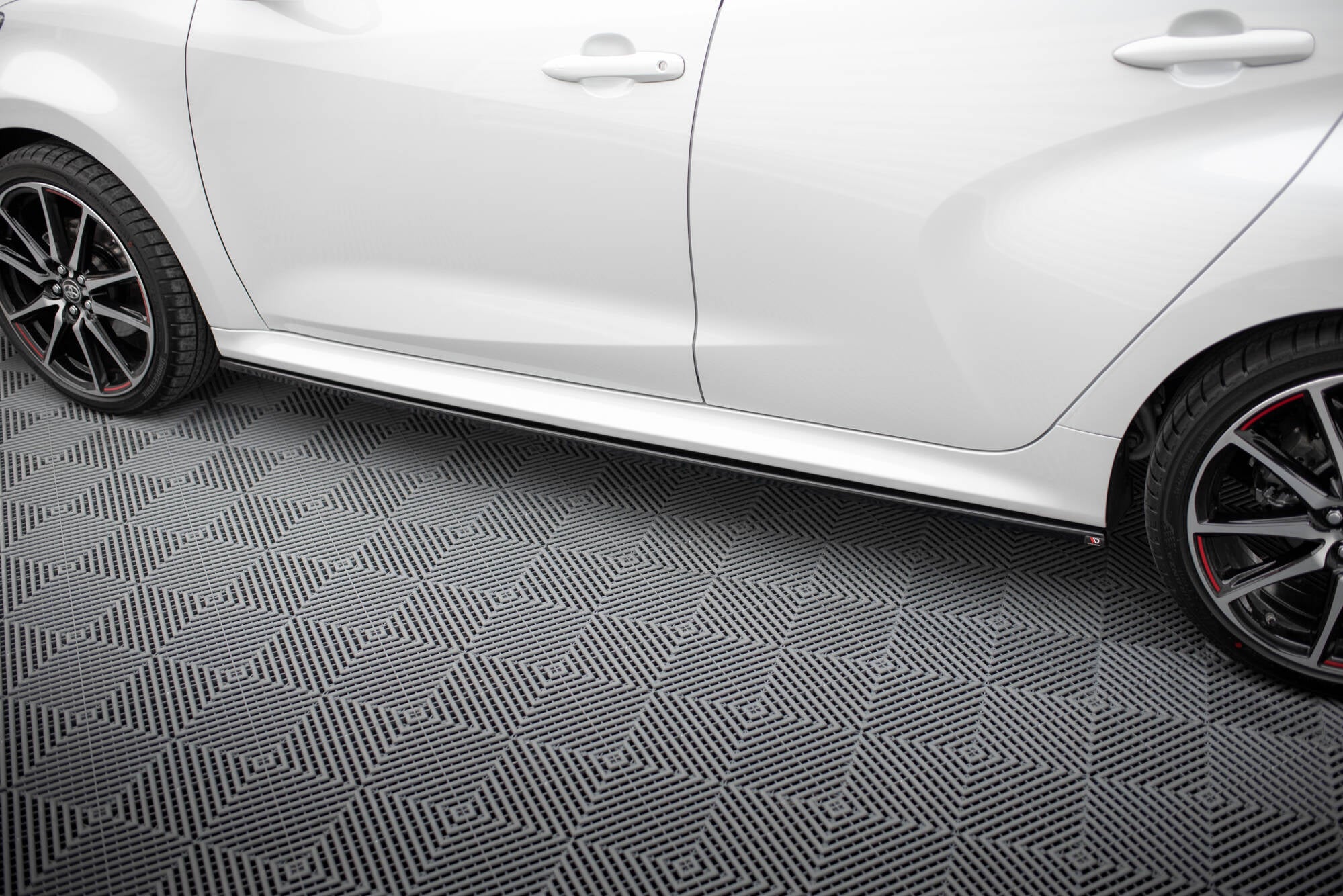 Maxton Design Street+ Seitenschweller Leisten V.2 passend für Toyota Yaris Mk4 schwarz Hochglanz