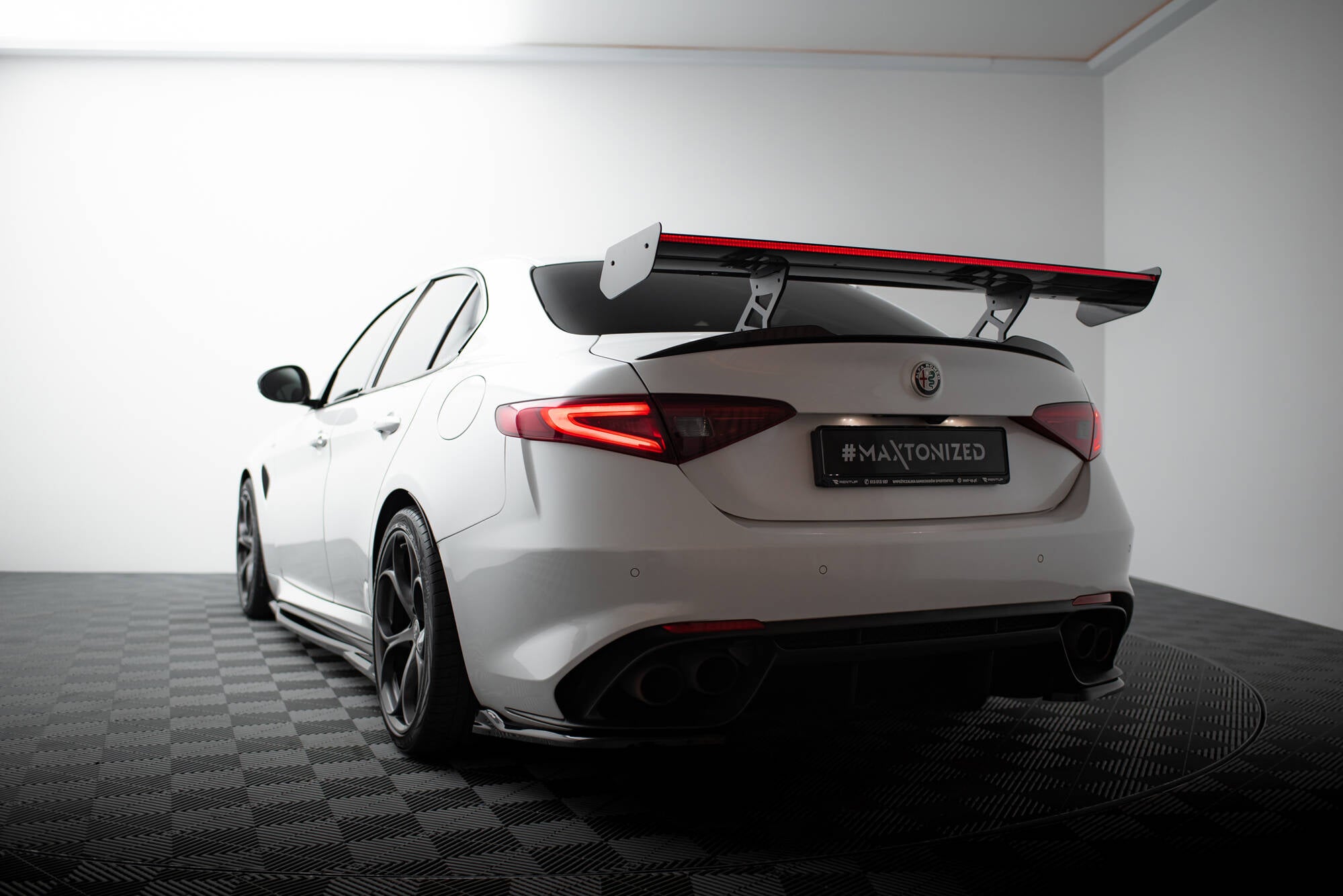 Maxton Design Carbon Spoiler + LED Alfa Romeo Giulia Quadrifoglio für Alfa Romeo Giulia Quadrifoglio
