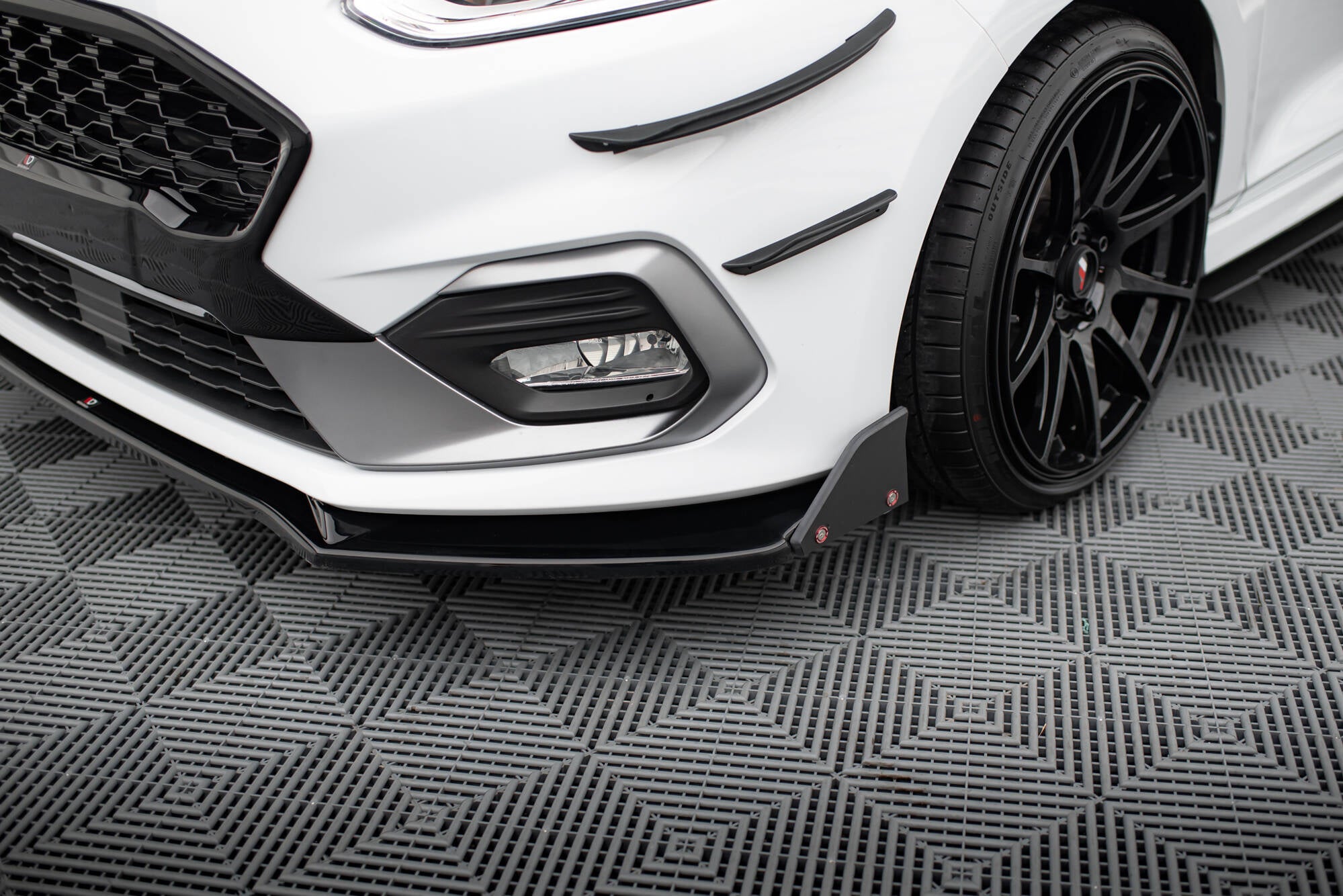 Maxton Design Street+ Spoilerlippe Front Ansatz V.4 + Flaps passend für Ford Fiesta ST / ST-Line