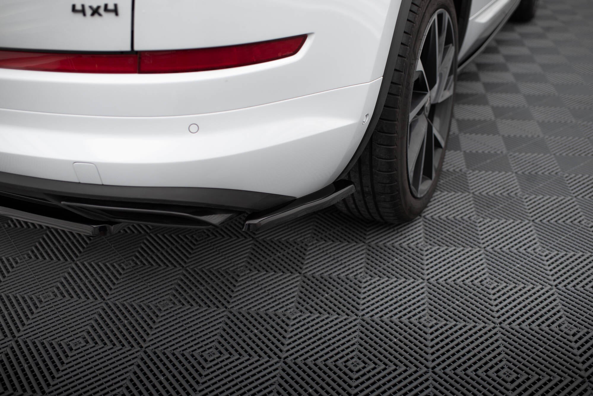 Maxton Design Heck Ansatz Flaps Diffusor passend für Skoda Kodiaq RS Mk1 / Mk1 Facelift schwarz Hochglanz