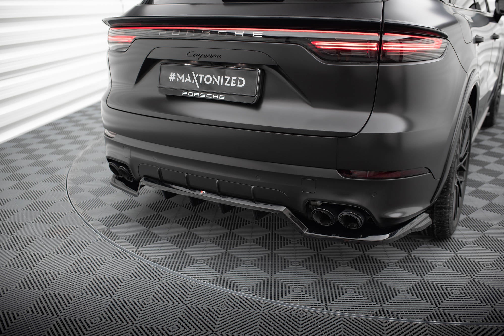 Maxton Design Street+ Mittlerer Diffusor RACE passend für Porsche Cayenne Sport Design SUV / Coupe Mk3 schwarz Hochglanz