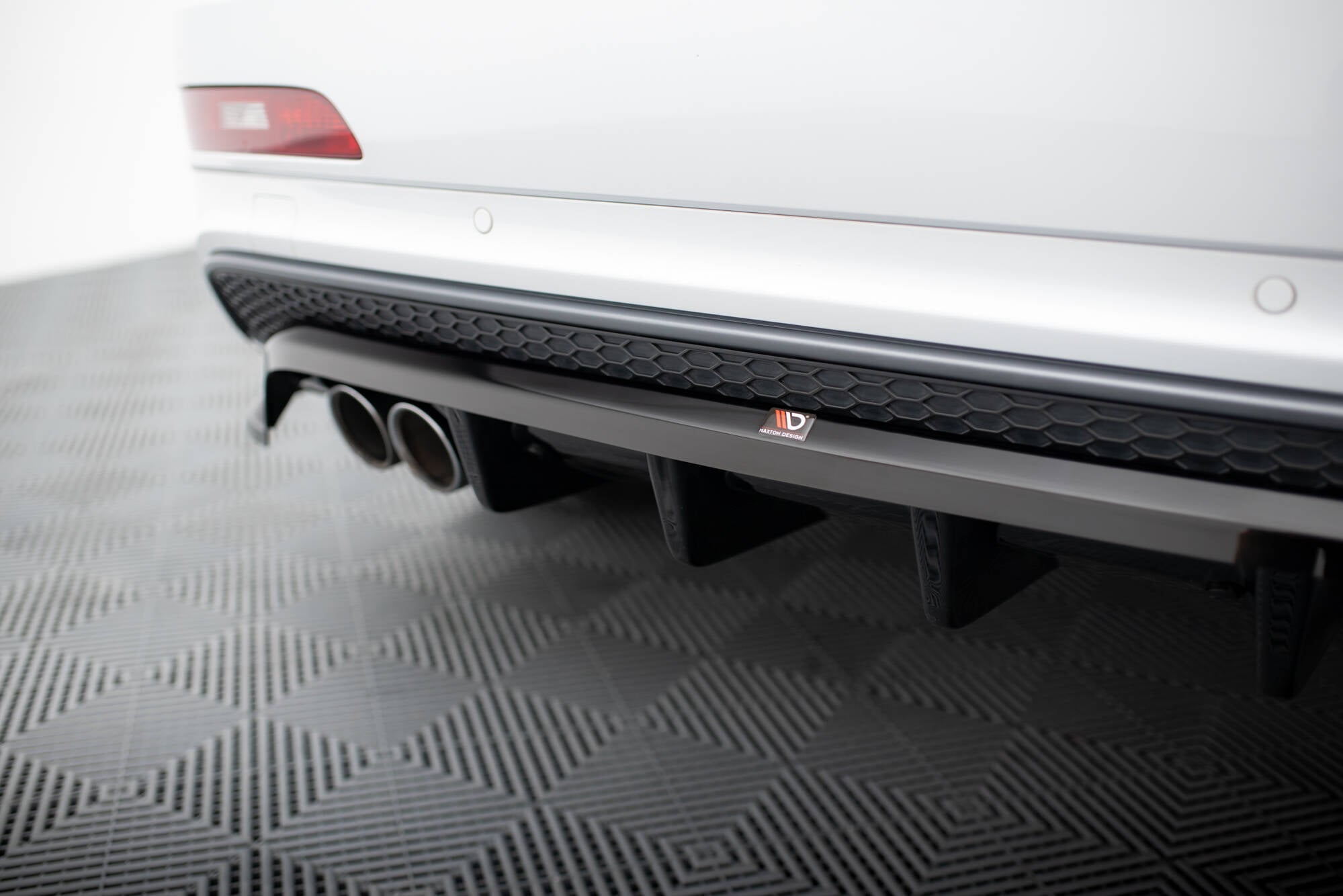 Maxton Design Street+ Mittlerer Diffusor RACE passend für Audi Q3 S-line 8U schwarz Hochglanz