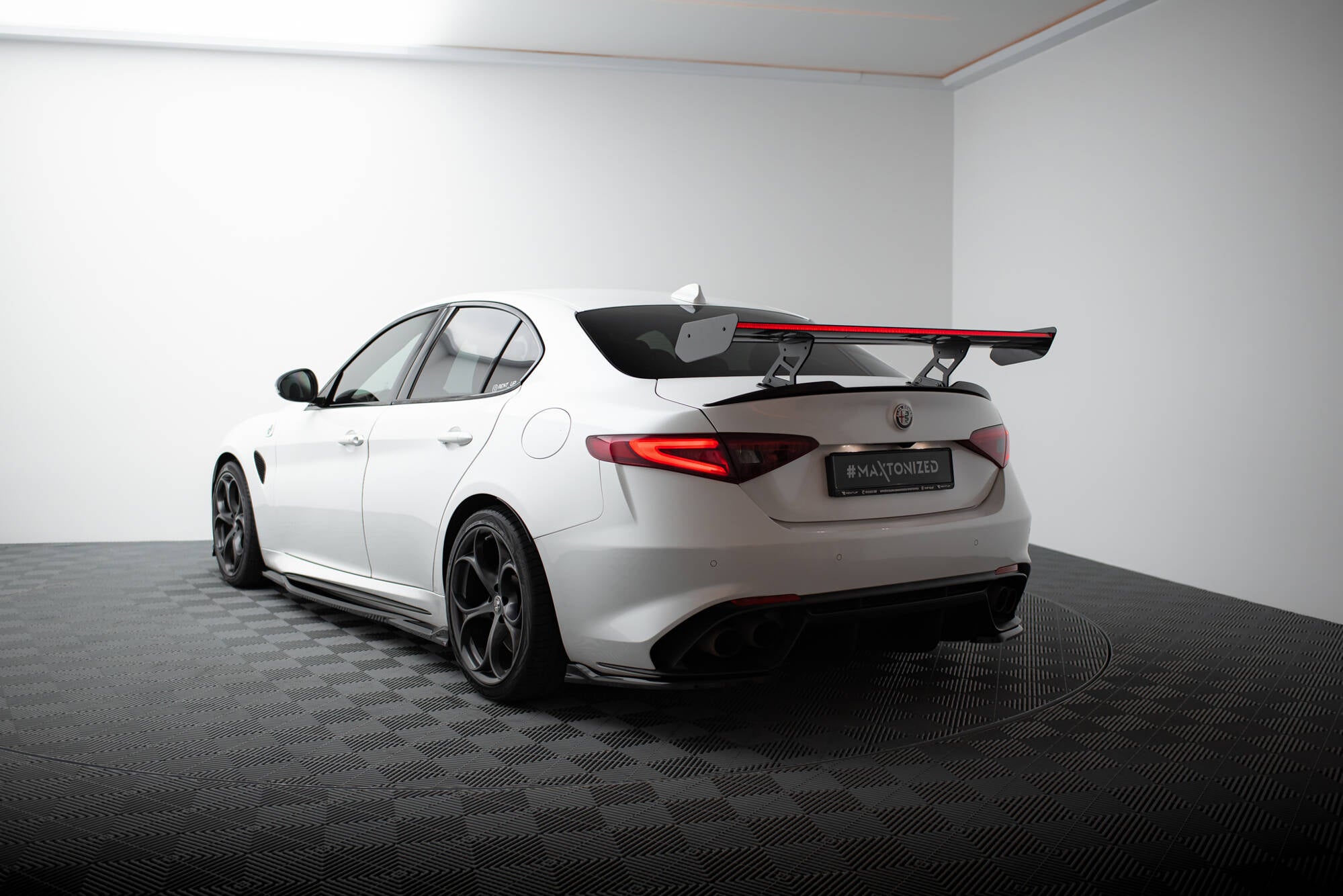 Maxton Design Carbon Spoiler + LED Alfa Romeo Giulia Quadrifoglio für Alfa Romeo Giulia Quadrifoglio