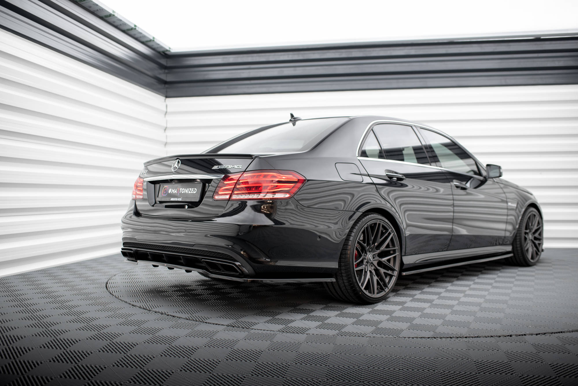 Maxton Design Street+ Mittlerer Diffusor RACE passend für Mercedes-Benz E63 AMG Limousine W212 Facelift schwarz Hochglanz