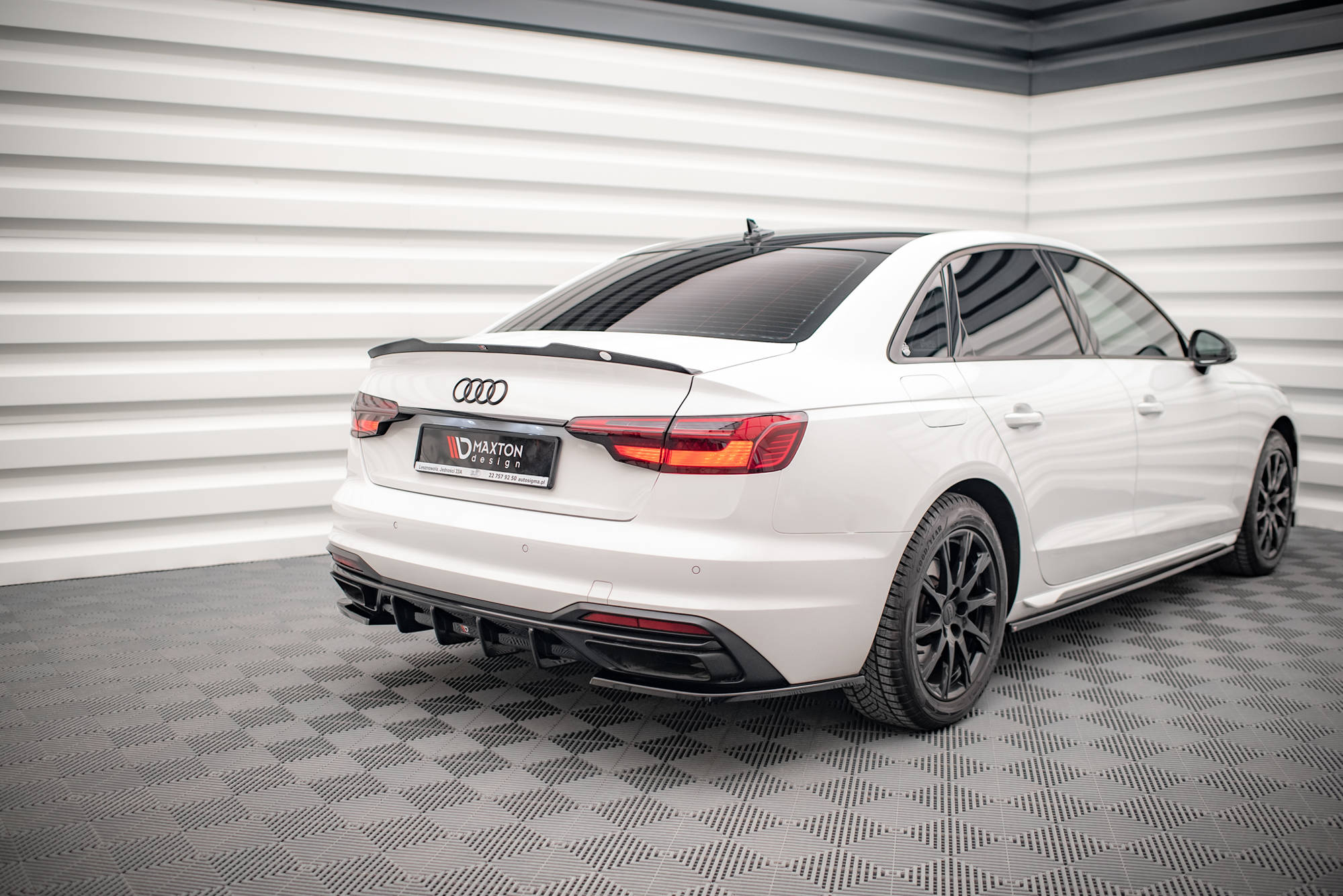 Maxton Design Heck Ansatz Flaps Diffusor für Audi A4 B9 Facelift Carbon Look