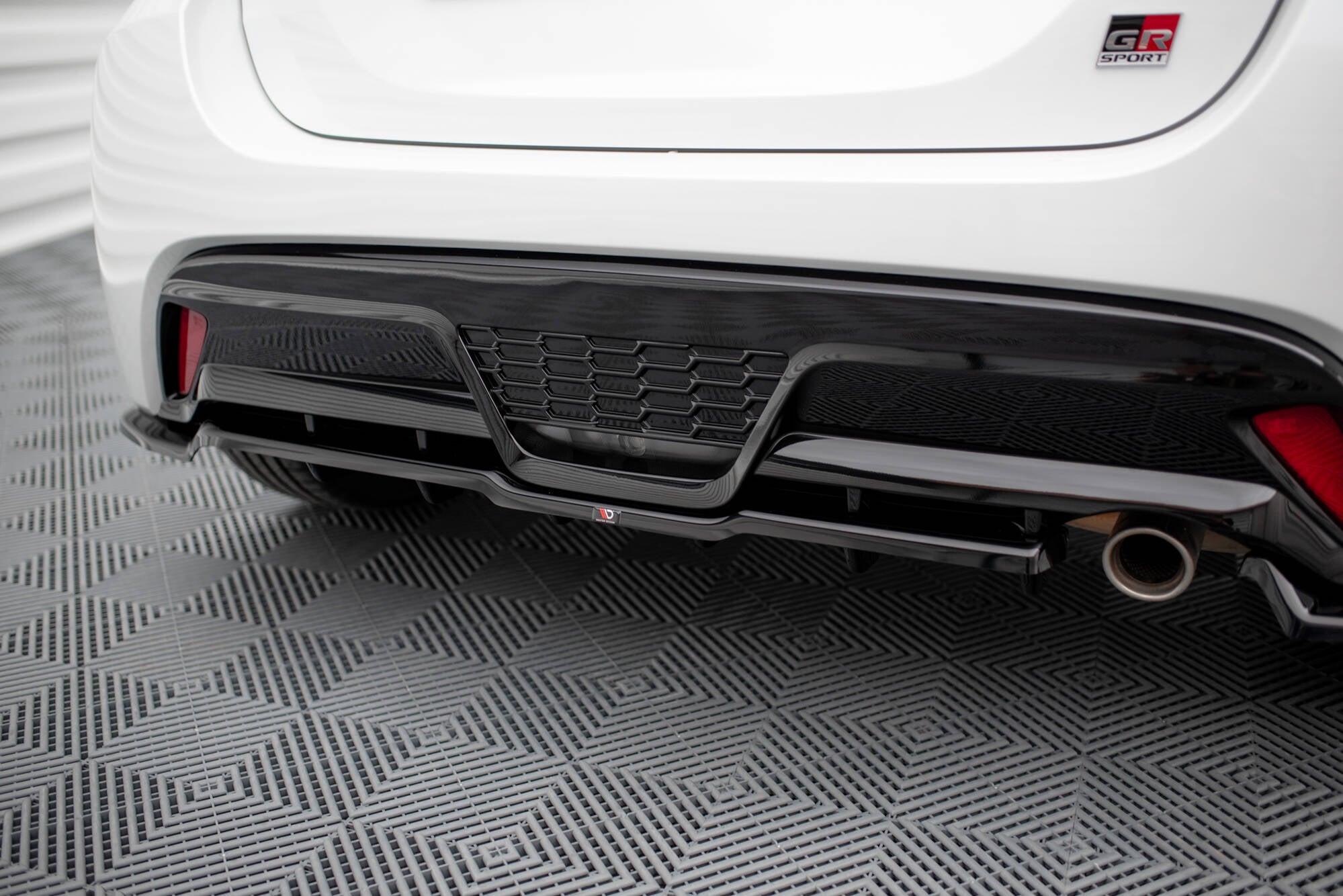 Maxton Design Street+ Mittlerer Diffusor RACE passend für Toyota Yaris GR Sport Mk4 schwarz Hochglanz