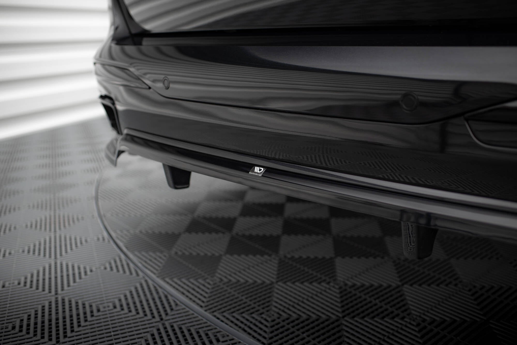 Maxton Design Street+ Mittlerer Diffusor RACE passend für BMW X7 M-Paket G07 Facelift schwarz Hochglanz
