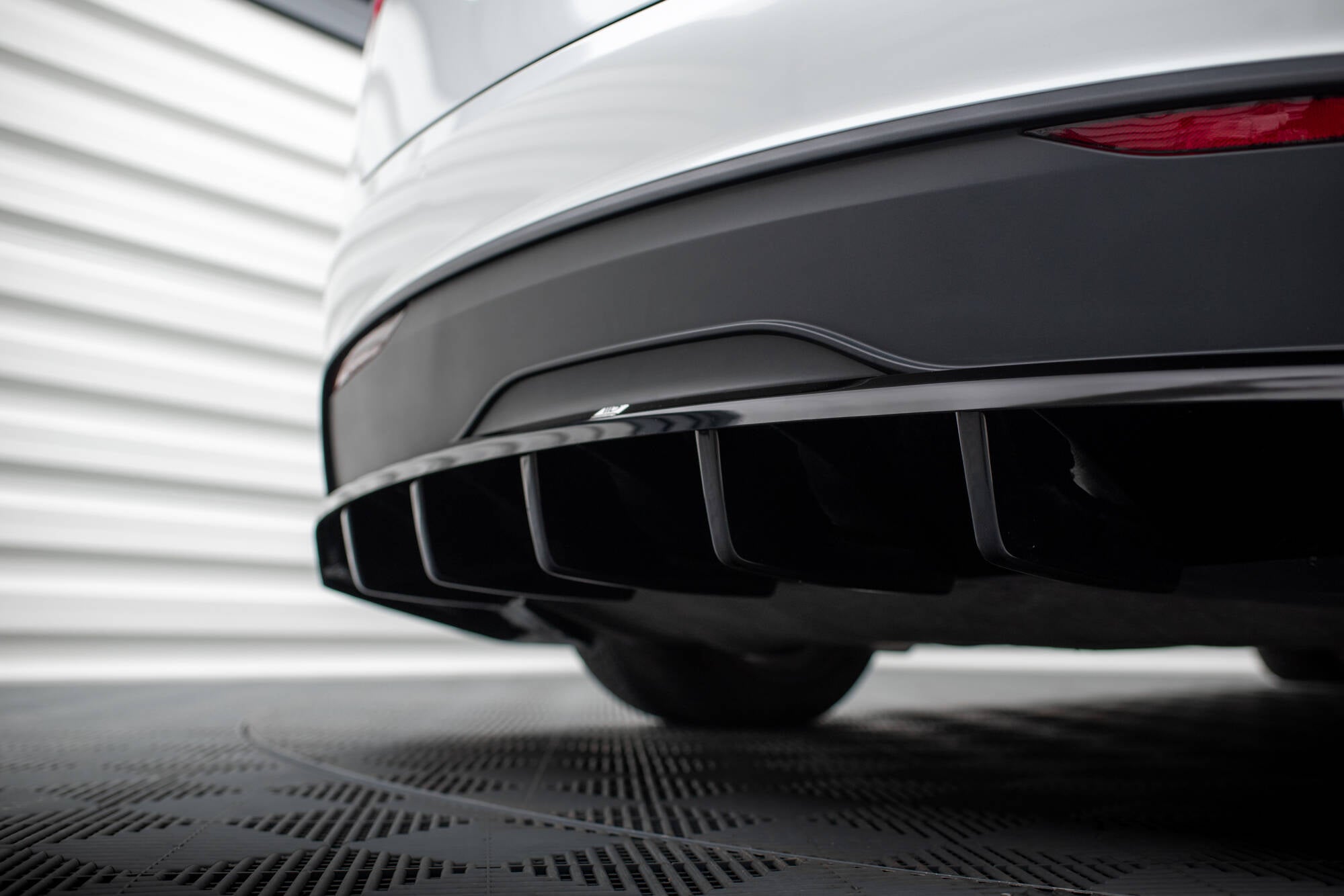 Maxton Design Street+ Mittlerer Diffusor RACE passend für Tesla Model X Mk1 Facelift schwarz Hochglanz
