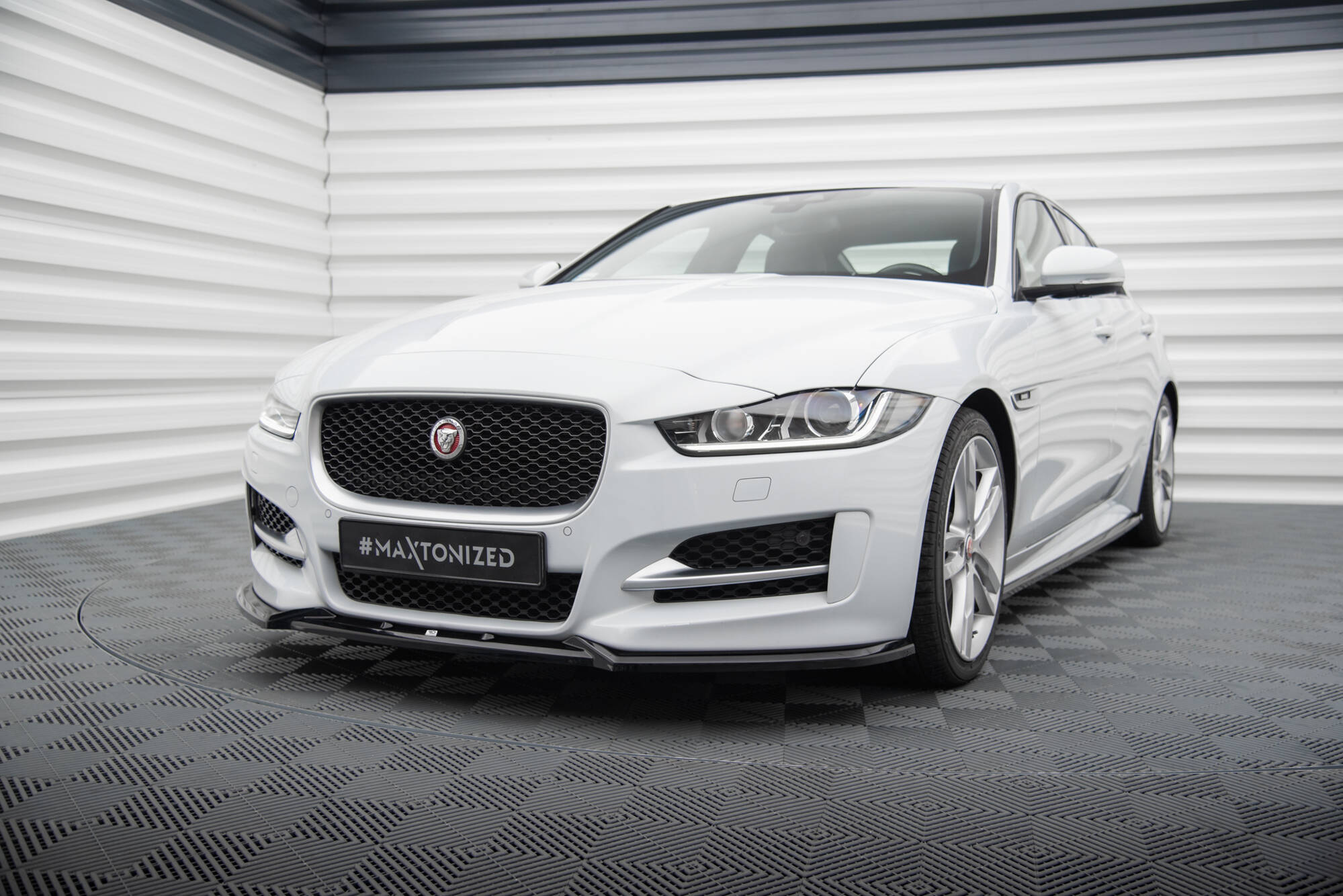 Maxton Design Street+ Spoilerlippe Front Ansatz V.2 passend für Jaguar XE R-Sport X760 schwarz Hochglanz