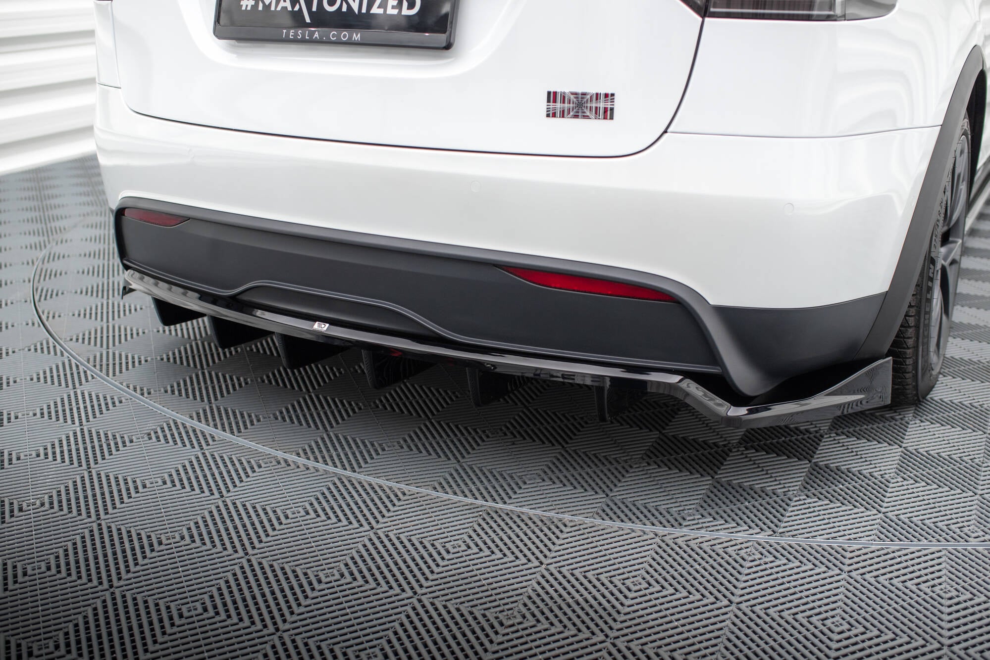 Maxton Design Street+ Mittlerer Diffusor RACE passend für Tesla Model X Mk1 Facelift schwarz Hochglanz