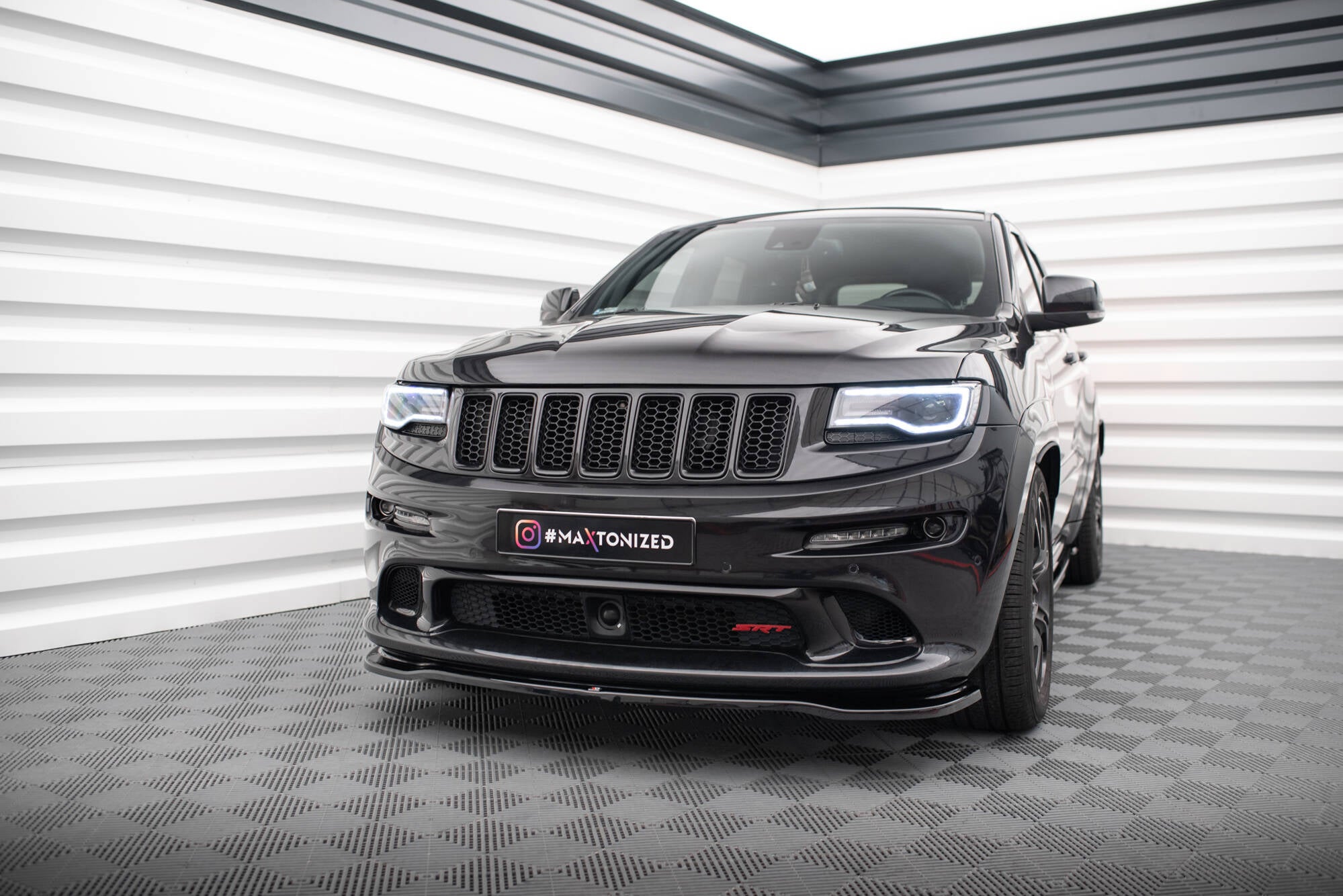 Maxton Design Street+ Spoilerlippe Front Ansatz passend für Jeep Grand Cherokee SRT WK2 Facelift schwarz Hochglanz