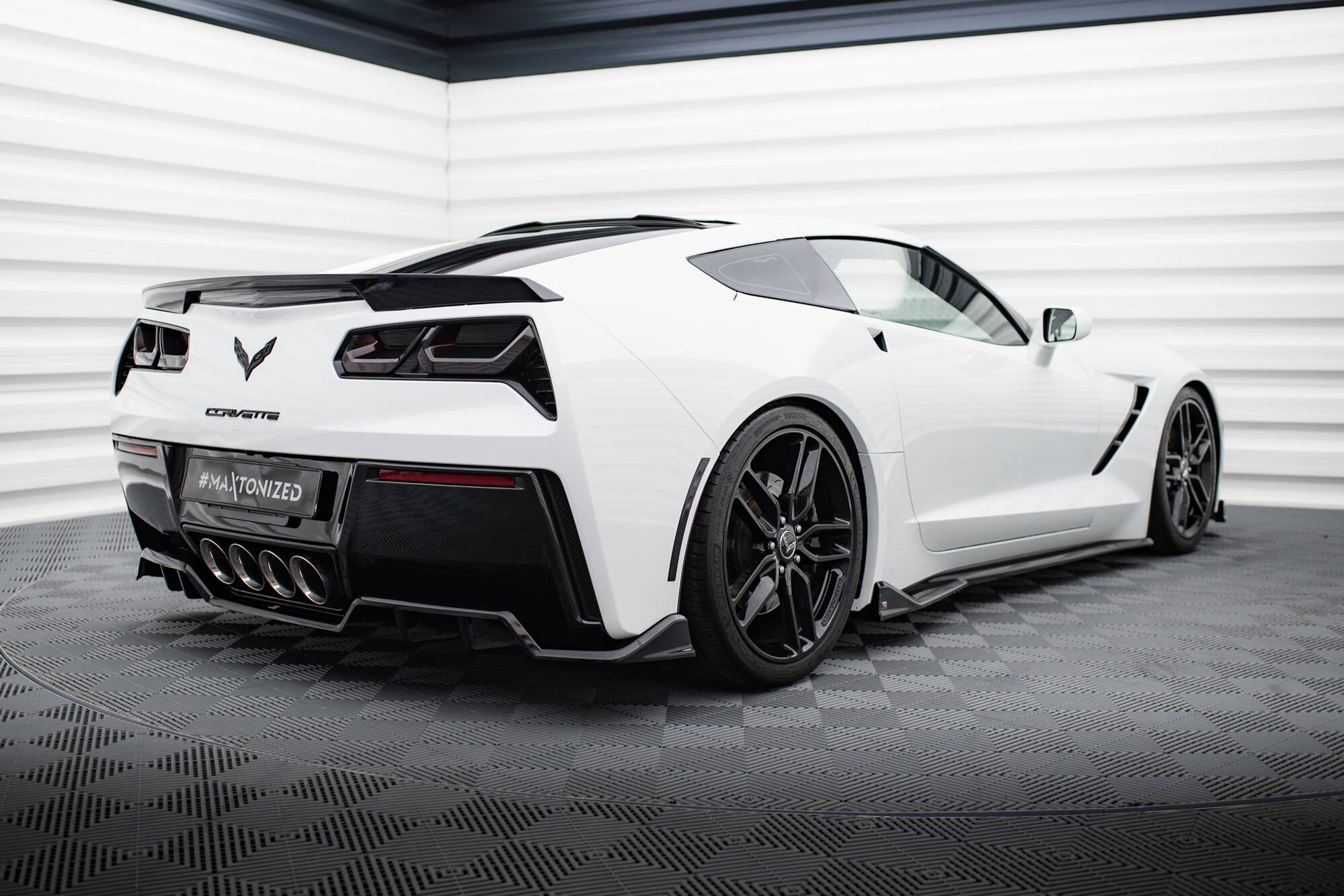 Maxton Design Mittlerer Diffusor Heck Ansatz DTM Look passend für Chevrolet Corvette C7 schwarz Hochglanz