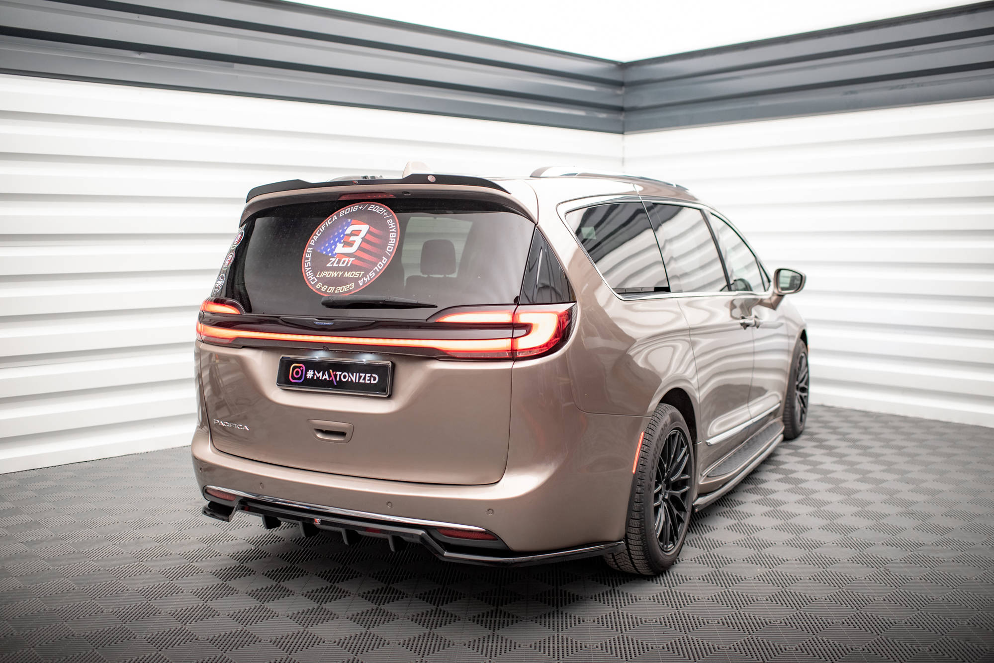 Maxton Design Street+ Mittlerer Diffusor RACE passend für Chrysler Pacifica Mk2 schwarz Hochglanz