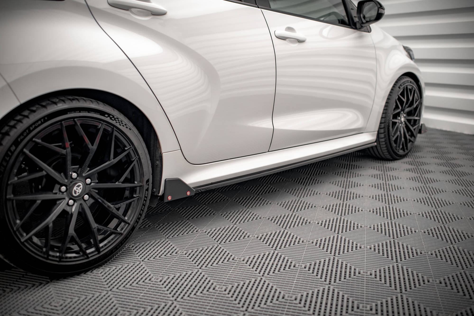 Maxton Design Street+ Seitenschweller Leisten passend für V.1 + Flaps passend für Toyota Yaris Mk4