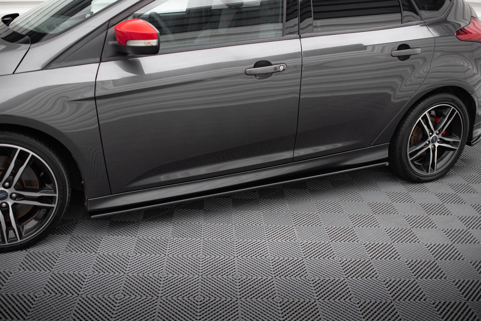 Maxton Design Street+ Seitenschweller Leisten passend für Ford Focus ST / ST-Line Hatchback / Kombi Mk3 / Mk3 Facelift schwarz Hochglanz