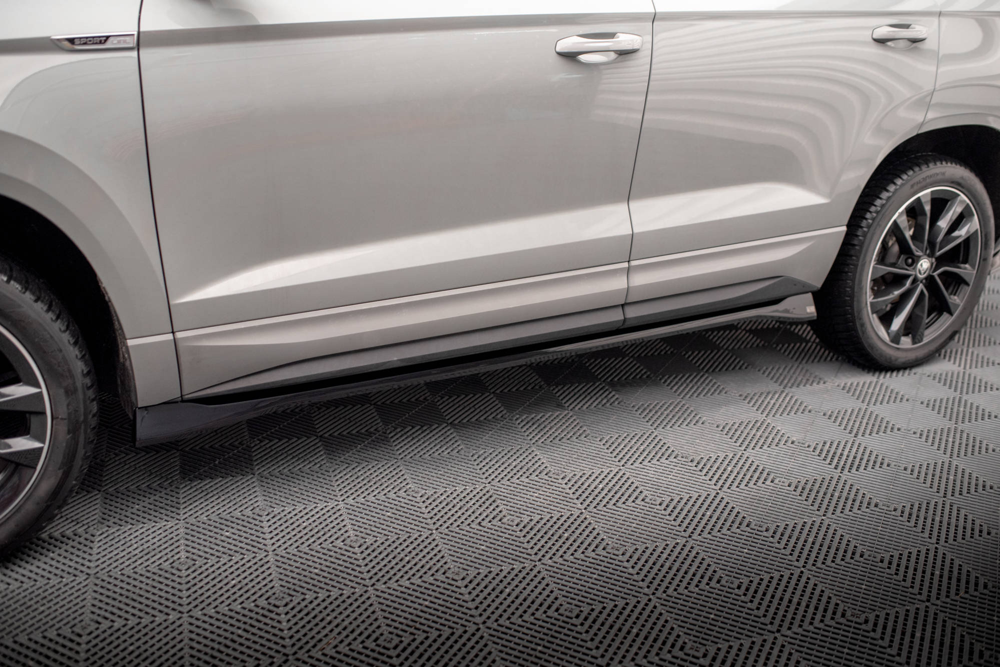 Maxton Design Street+ Seitenschweller Leisten passend für Skoda Karoq Sportline Mk1 schwarz Hochglanz