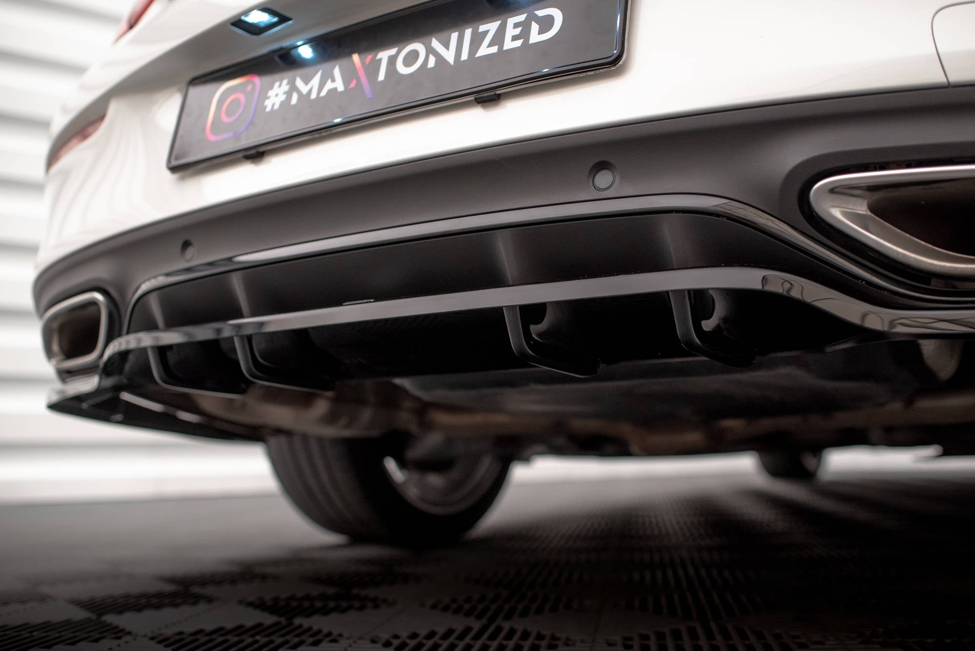 Maxton Design Street+ Mittlerer Diffusor RACE passend für Mercedes-Benz C Coupe AMG-Line C205 Facelift schwarz Hochglanz