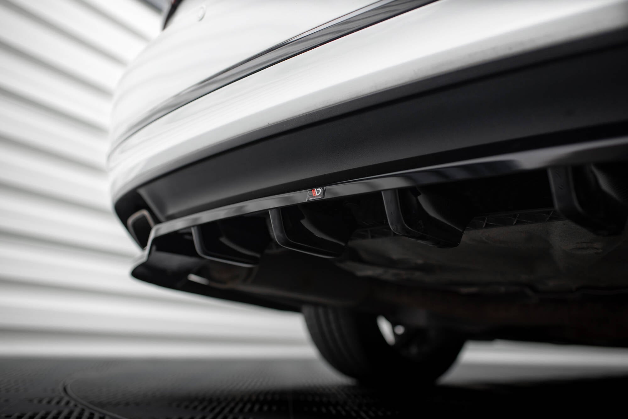Maxton Design Street+ Mittlerer Diffusor RACE passend für VW Passat GT B8 Facelift USA schwarz Hochglanz