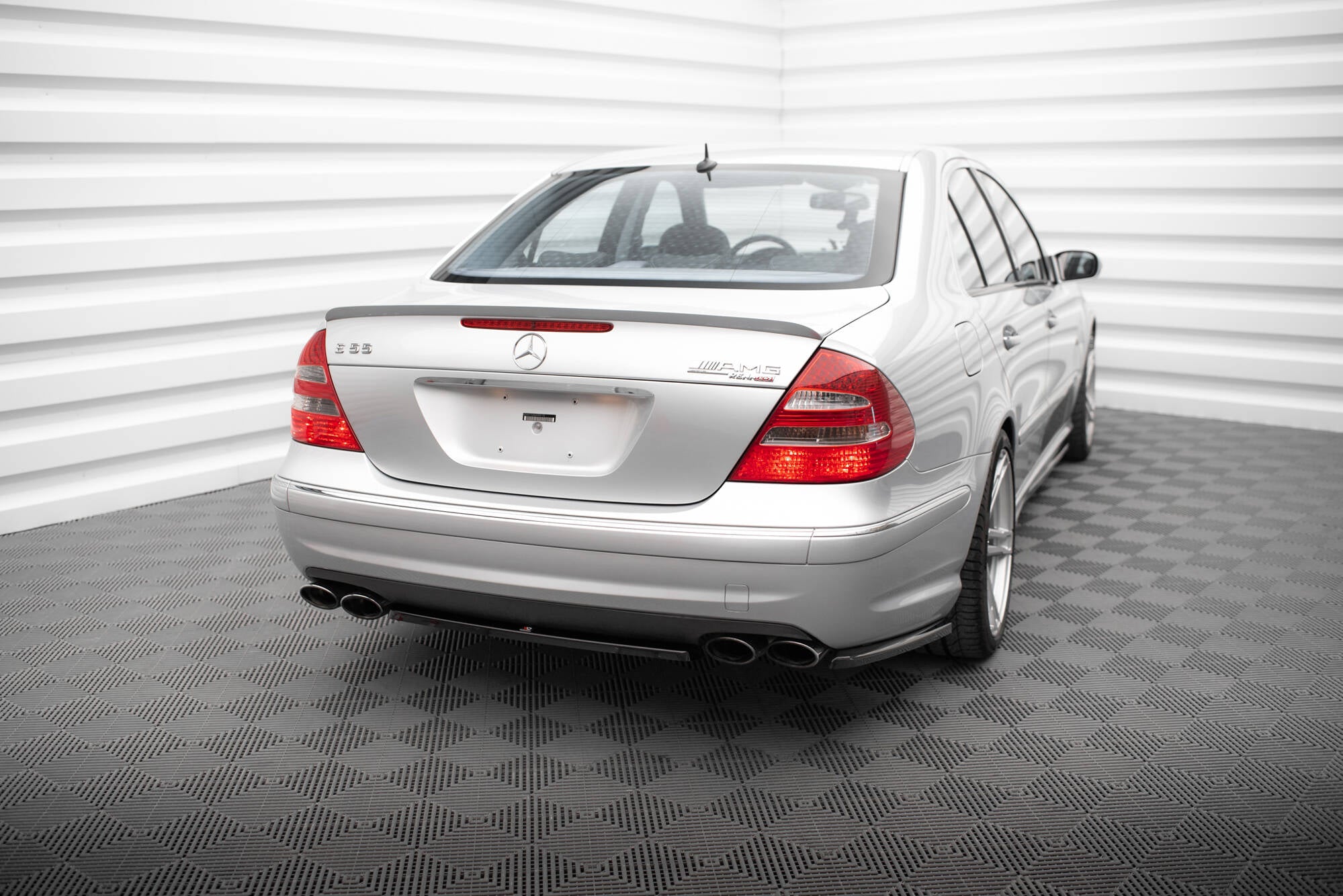 Maxton Design Heck Ansatz Flaps Diffusor passend für Mercedes-Benz E 55 AMG W211 schwarz Hochglanz