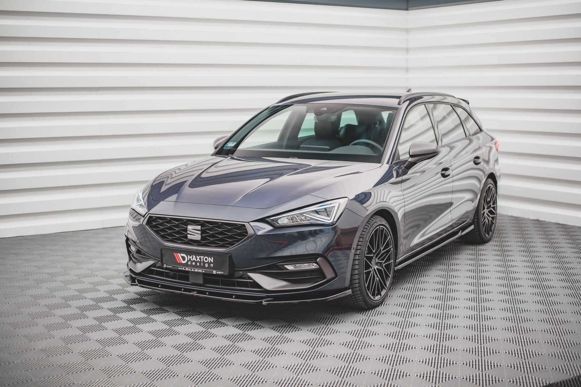 Maxton Design Street+ Spoilerlippe Front Ansatz V.2 passend für Seat Leon FR Mk4 schwarz Hochglanz