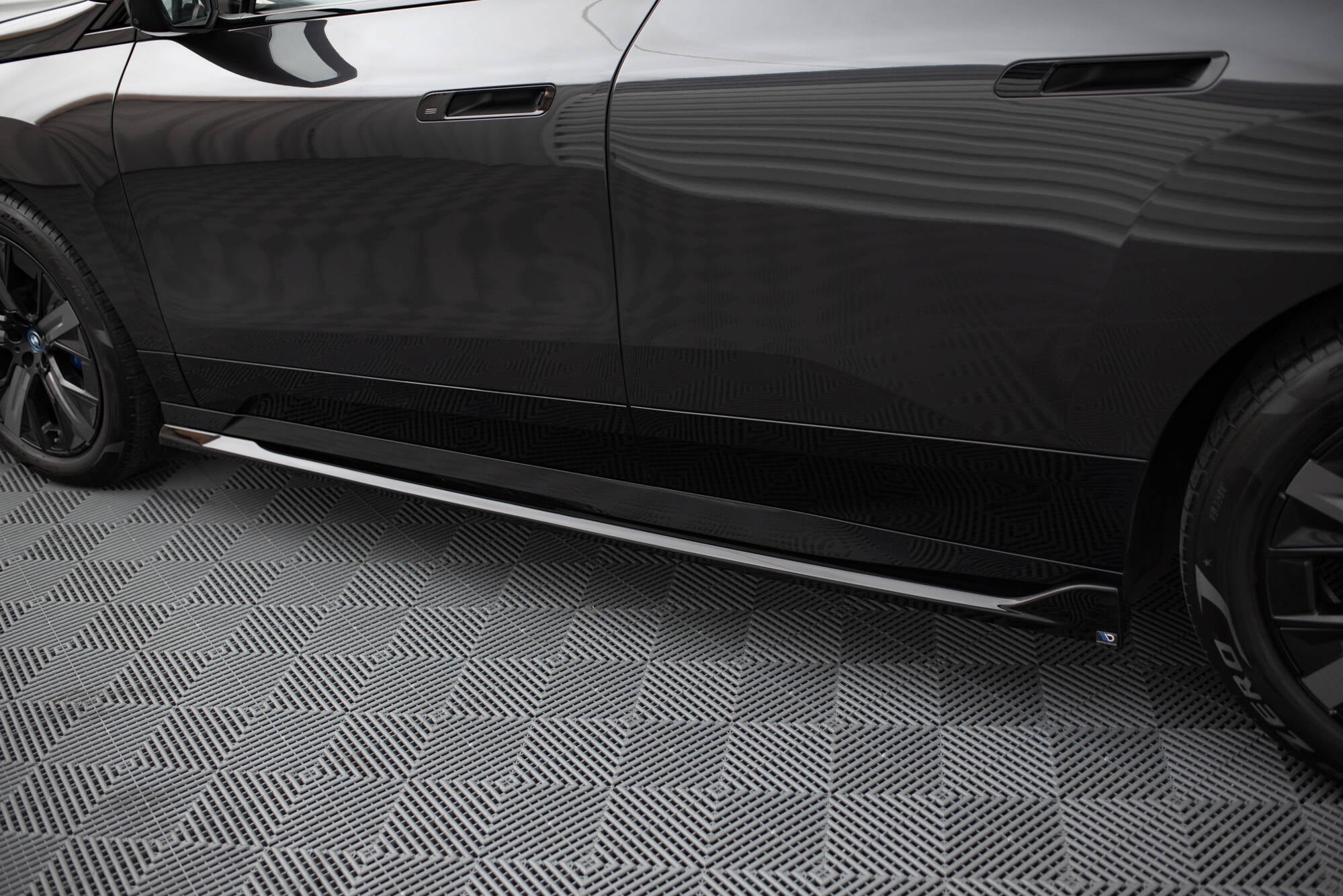 Maxton Design Street+ Seitenschweller Leisten passend für BMW iX M-Paket i20 / I20 Facelift schwarz Hochglanz
