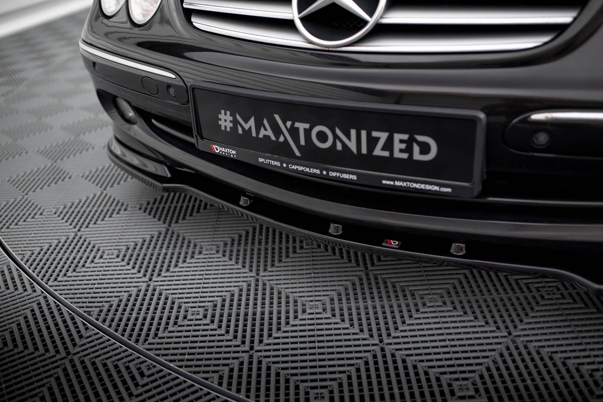 Maxton Design Street+ Spoilerlippe Front Ansatz V.1 passend für MERCEDES CLK W 209 FÜR STANDARD STOßSTANGE schwarz Hochglanz
