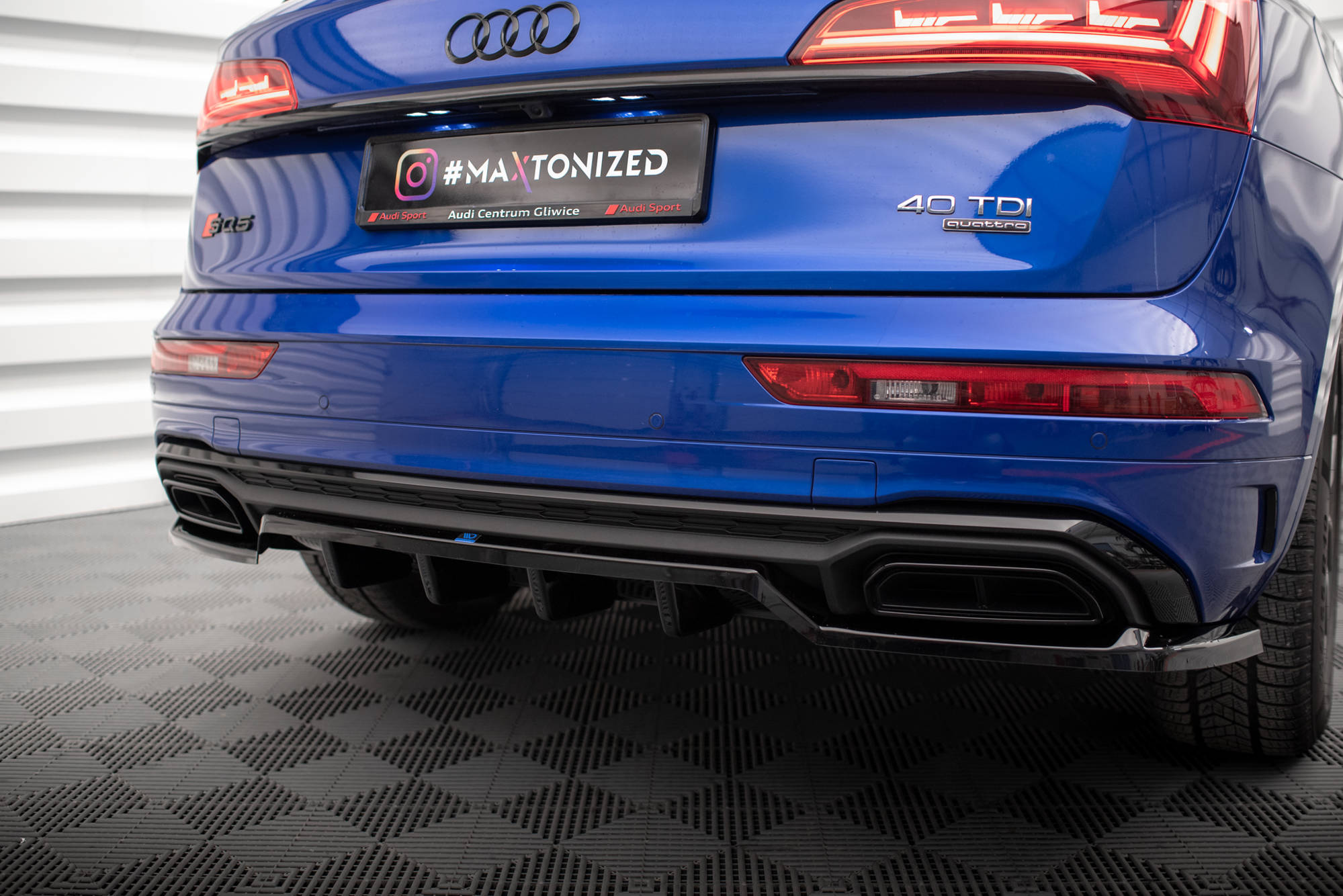 Maxton Design Street+ Mittlerer Diffusor RACE passend für Audi Q5 S-Line SUV Mk2 Facelift schwarz Hochglanz