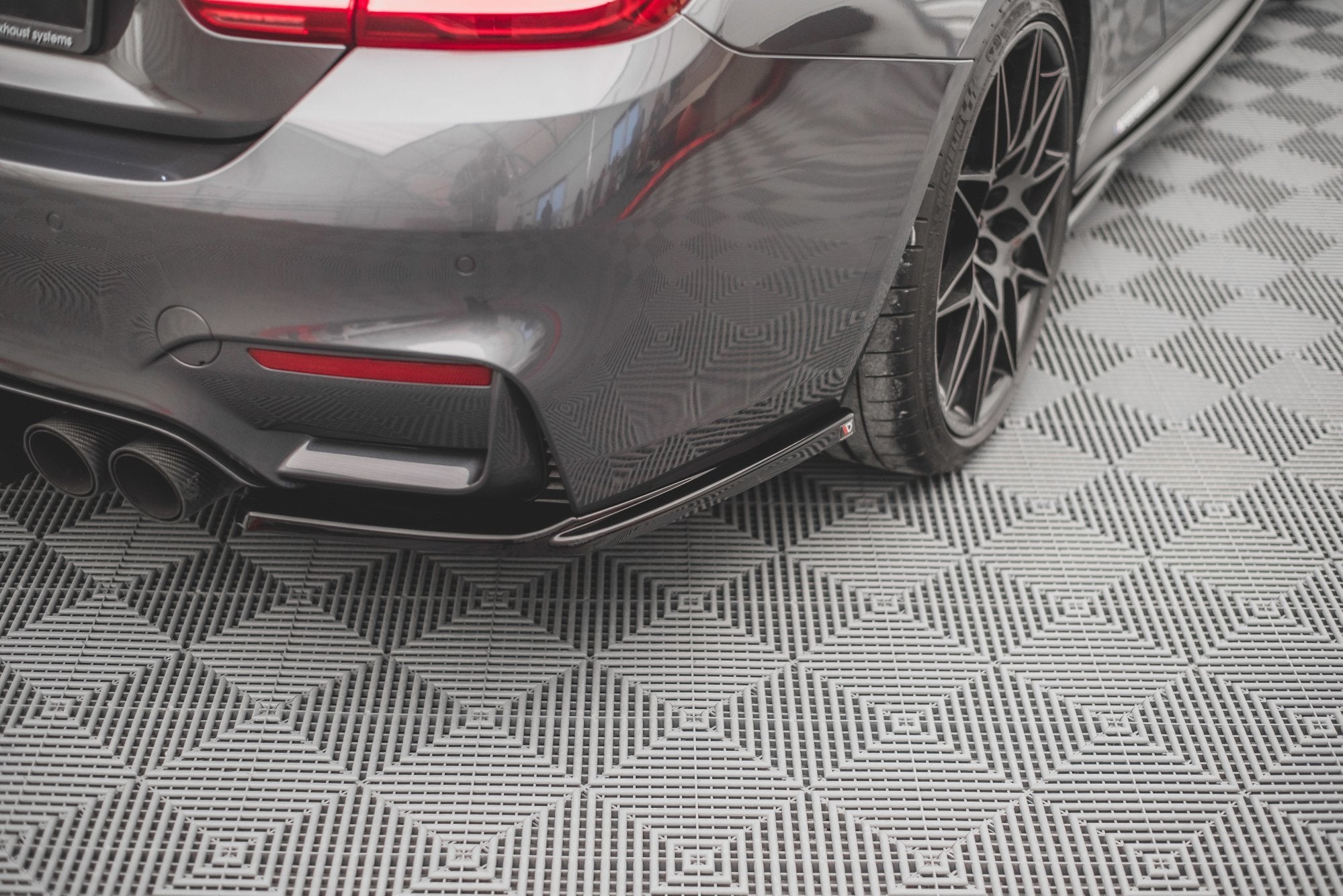 Maxton Design Heck Ansatz Flaps Diffusor V.2 passend für BMW M4 F82 schwarz Hochglanz