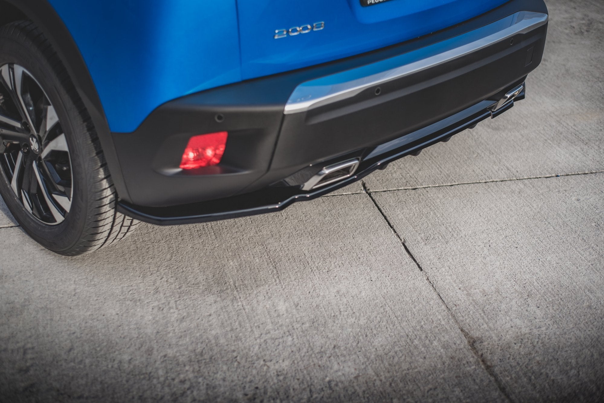 Maxton Design Street+ Mittlerer Diffusor RACE passend für Peugeot 2008 Mk2 schwarz Hochglanz