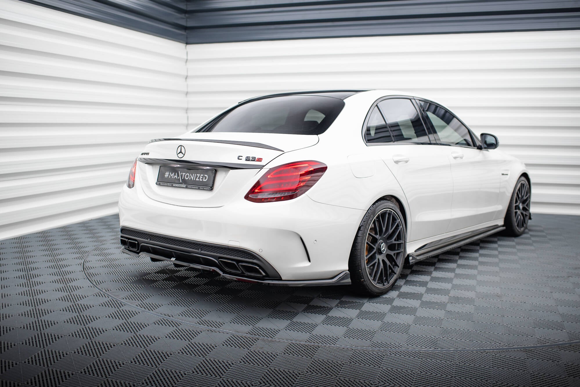 Maxton Design Street+ Mittlerer Diffusor RACE passend für Mercedes-AMG C63 Limousine / Kombi W205 / S205 schwarz Hochglanz