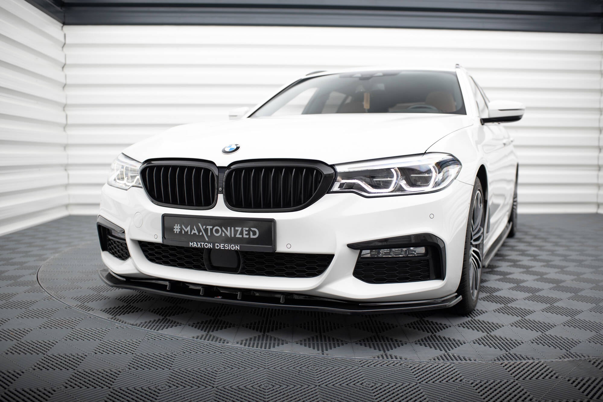 Maxton Design Street+ Spoilerlippe Front Ansatz V.1 passend für BMW 5er M-Paket / M550d / M550i G30/ G31 M-Paket schwarz Hochglanz