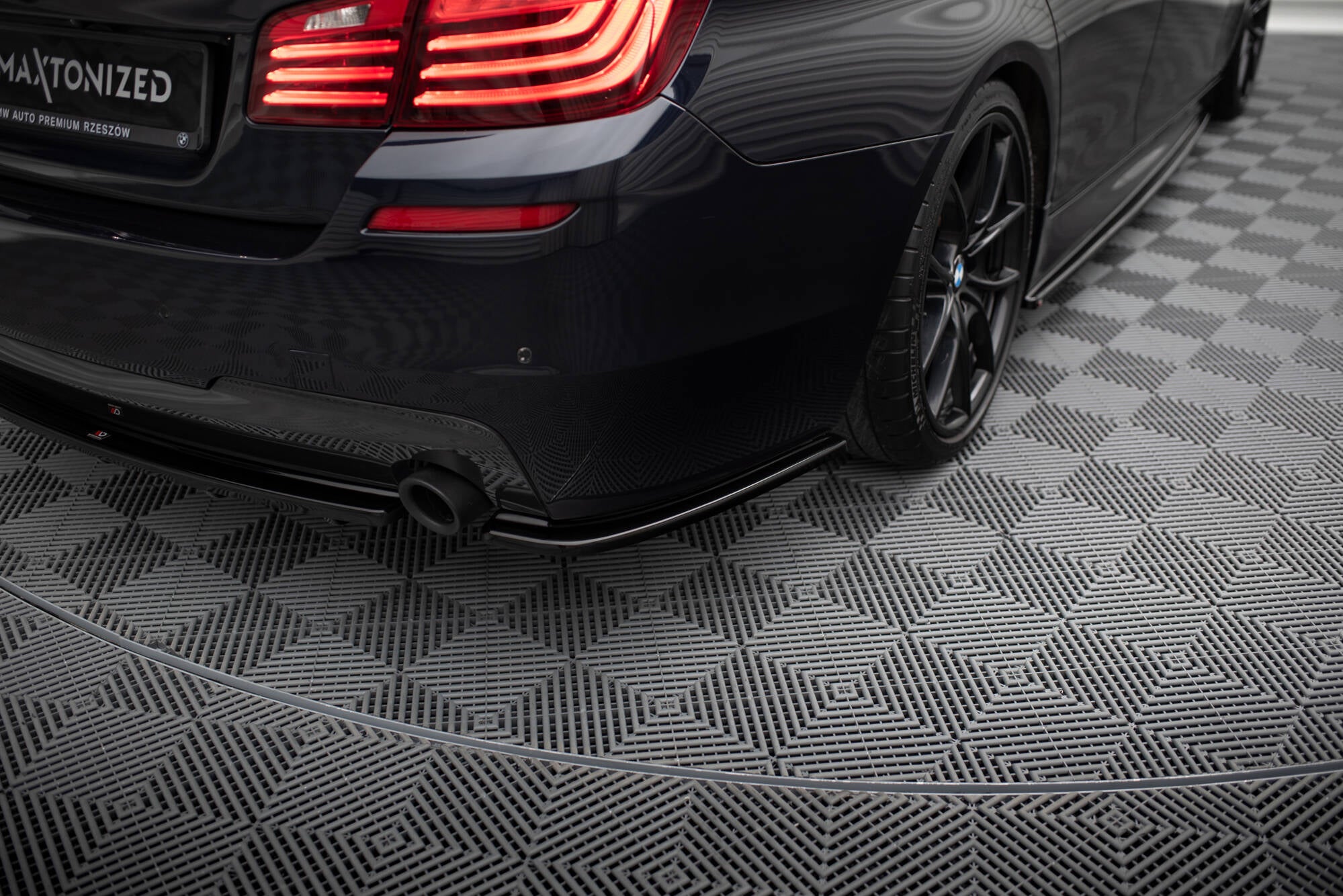 Maxton Design Heck Ansatz Flaps Diffusor passend für L + R BMW 5er M-Paket Limousine /Touring F10/F11 (mit zwei Einzel Endstücken) schwarz Hochglanz