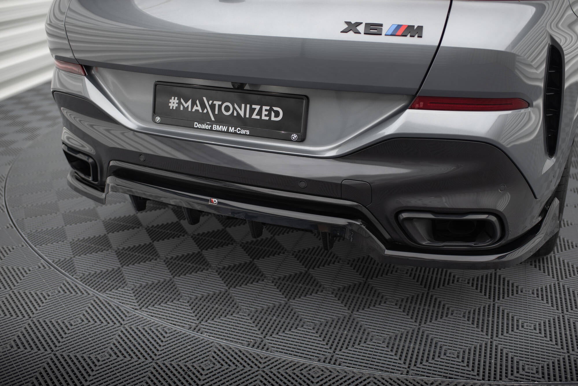 Maxton Design Street+ Mittlerer Diffusor RACE V.2 passend für BMW X6 M-Paket G06 Facelift schwarz Hochglanz