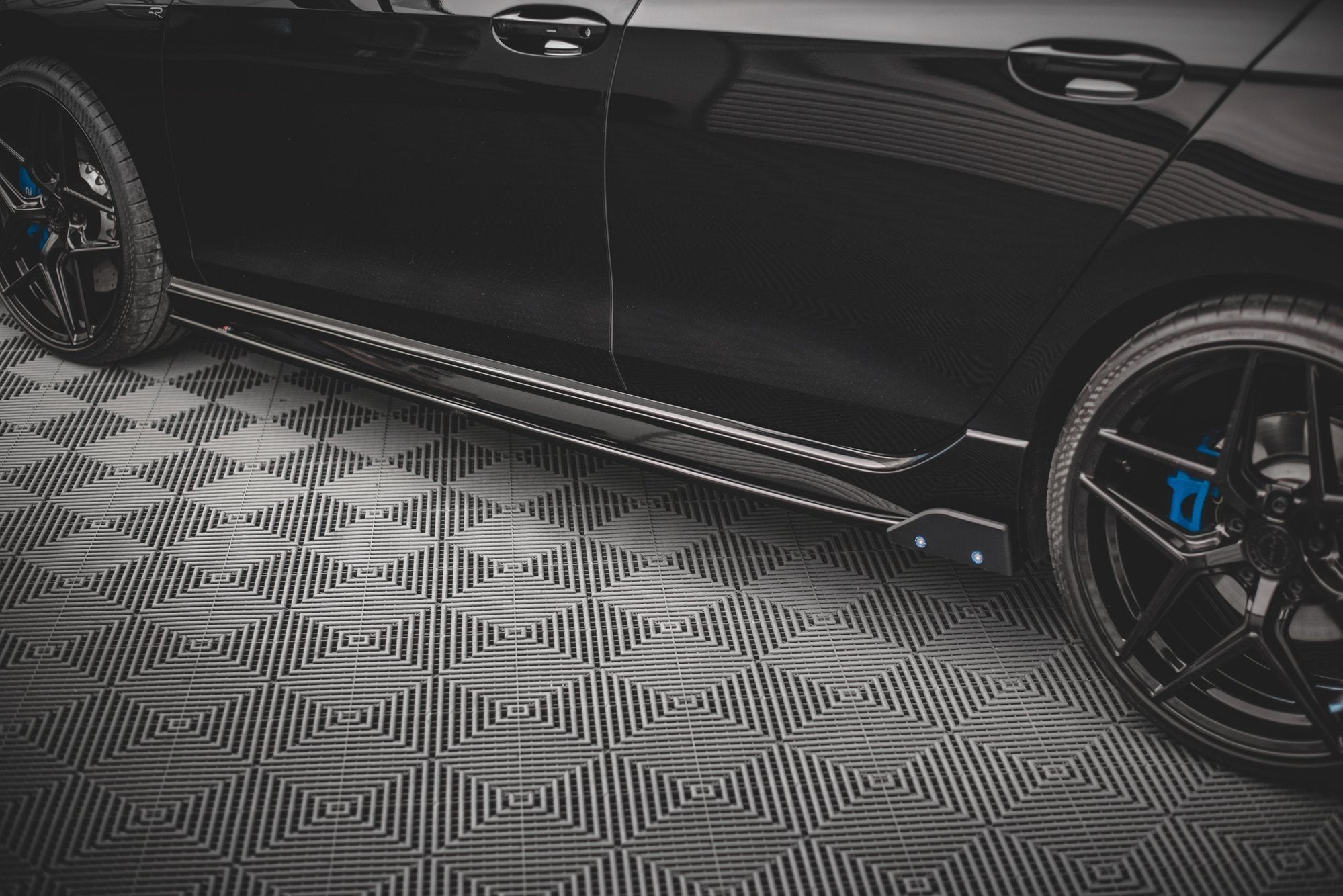 Maxton Design Street+ Seitenschweller Leisten V.2 passend für + Flaps passend für VW Golf R Hatchback Mk8 Facelift