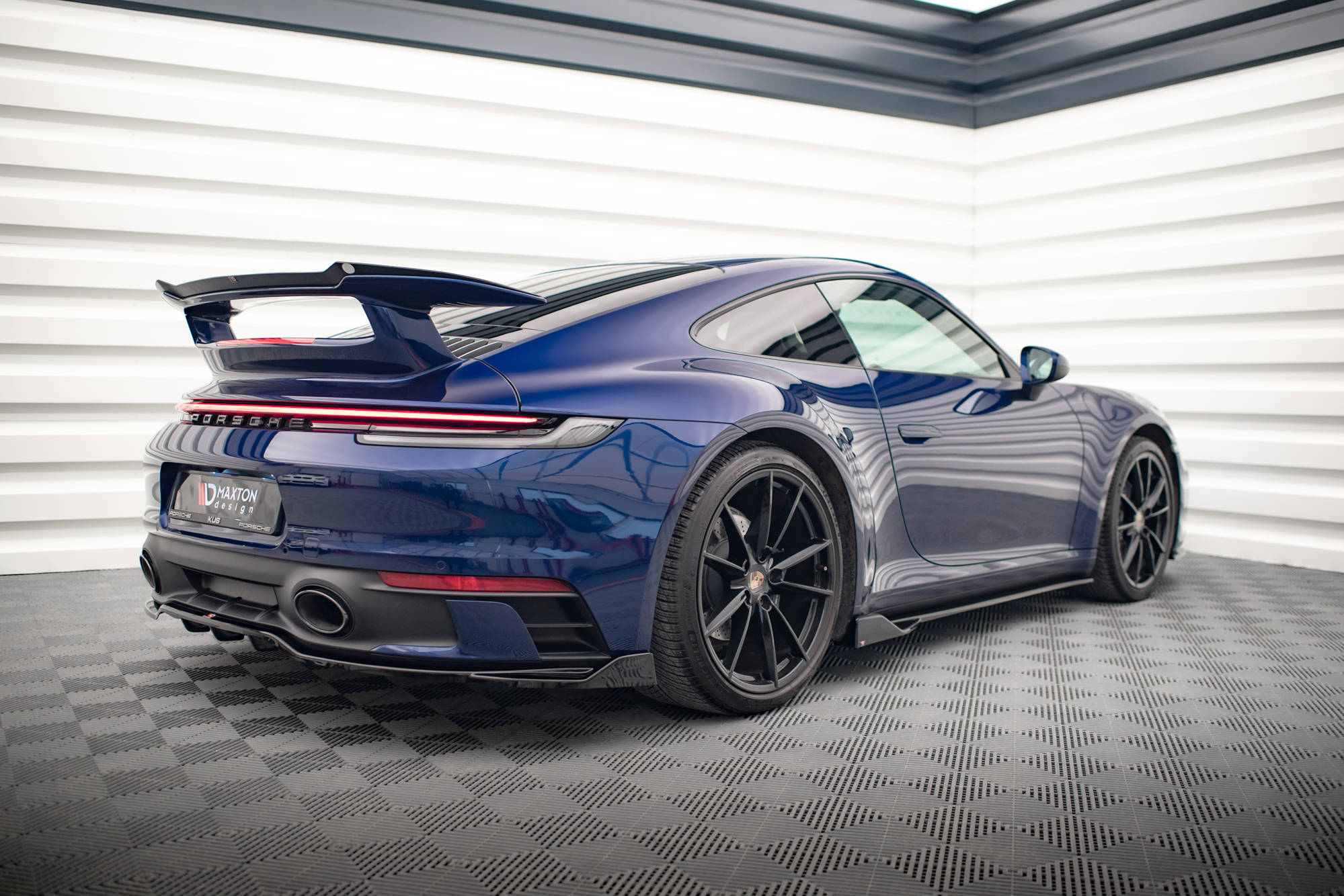 Maxton Design Street+ Mittlerer Diffusor RACE V.2 passend für Porsche 911 Carrera Aero / Carrera GTS 992 schwarz Hochglanz